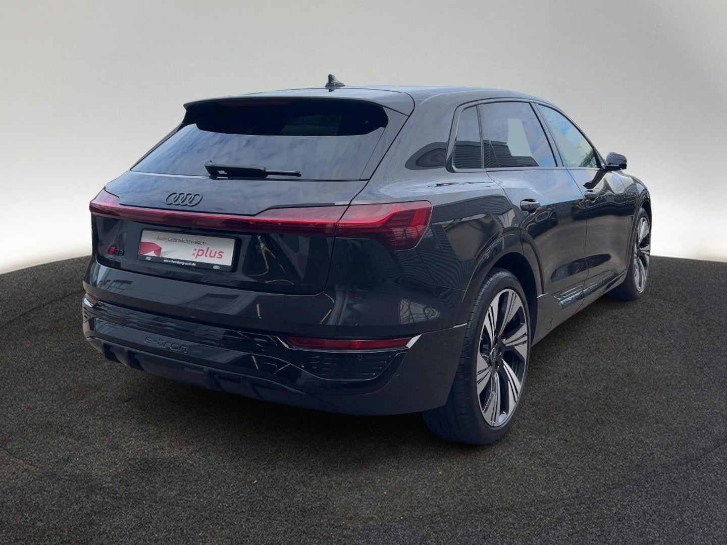 Bild über Audi Q8 e-tron S line 55 e-tron quattro - für weitere Informationen kontaktieren Sie den Audi Partner