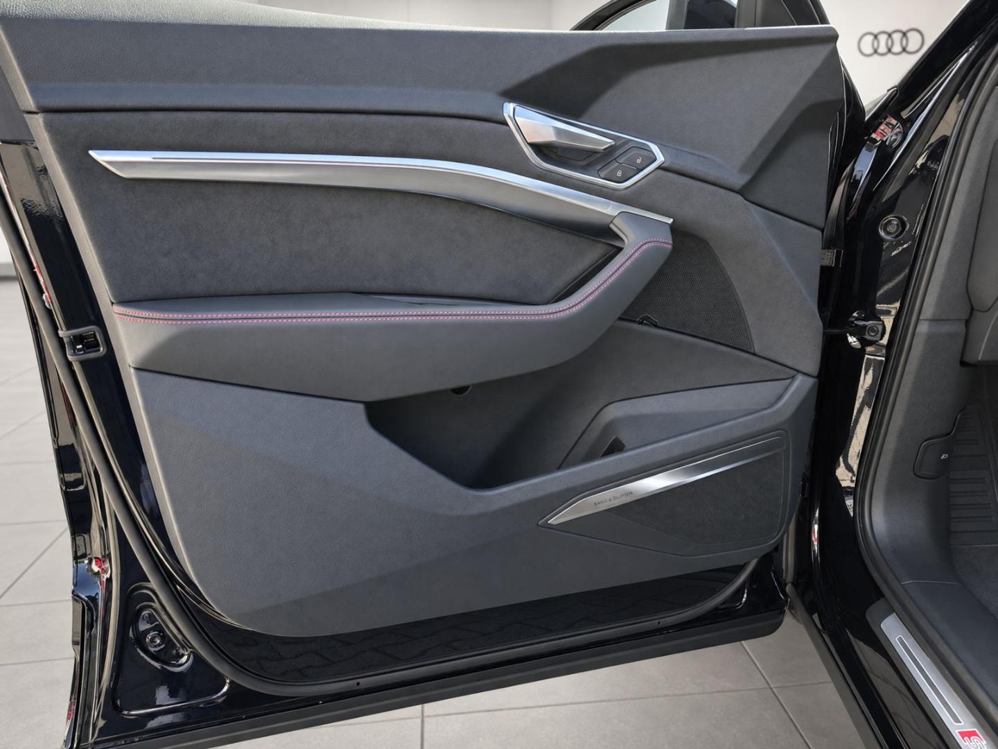 Bild über Audi Q8 e-tron S line 50 e-tron quattro - für weitere Informationen kontaktieren Sie den Audi Partner