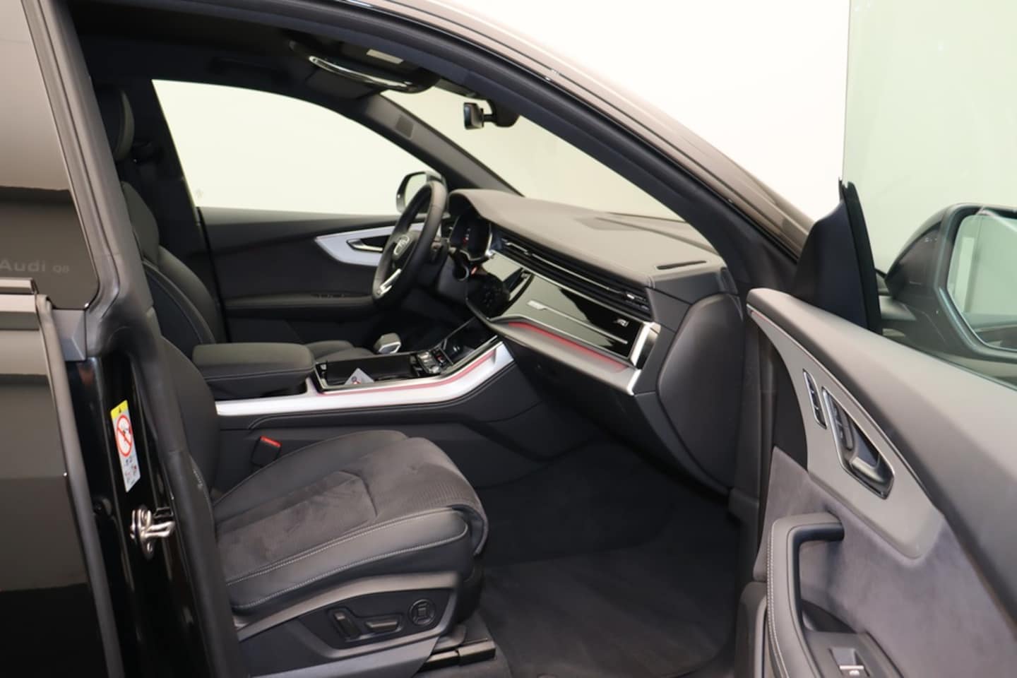 Bild über Audi Q8 SUV TFSI e S line business TFSI e quattro 290 kW tiptronic - für weitere Informationen kontaktieren Sie den Audi Partner