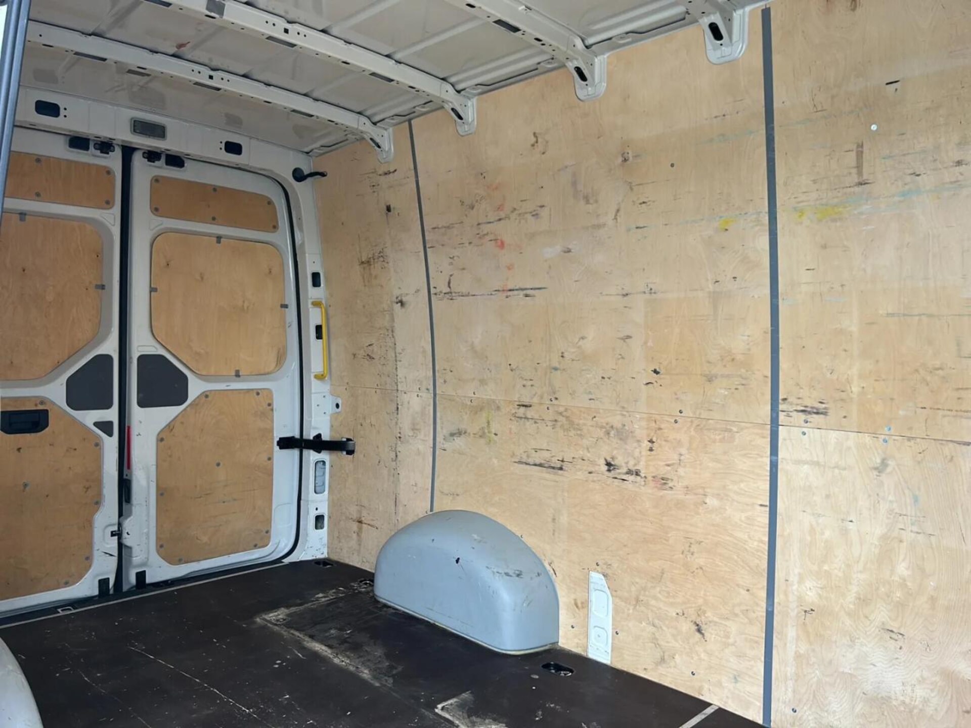 Volkswagen Crafter Furgon średni rozstaw osi