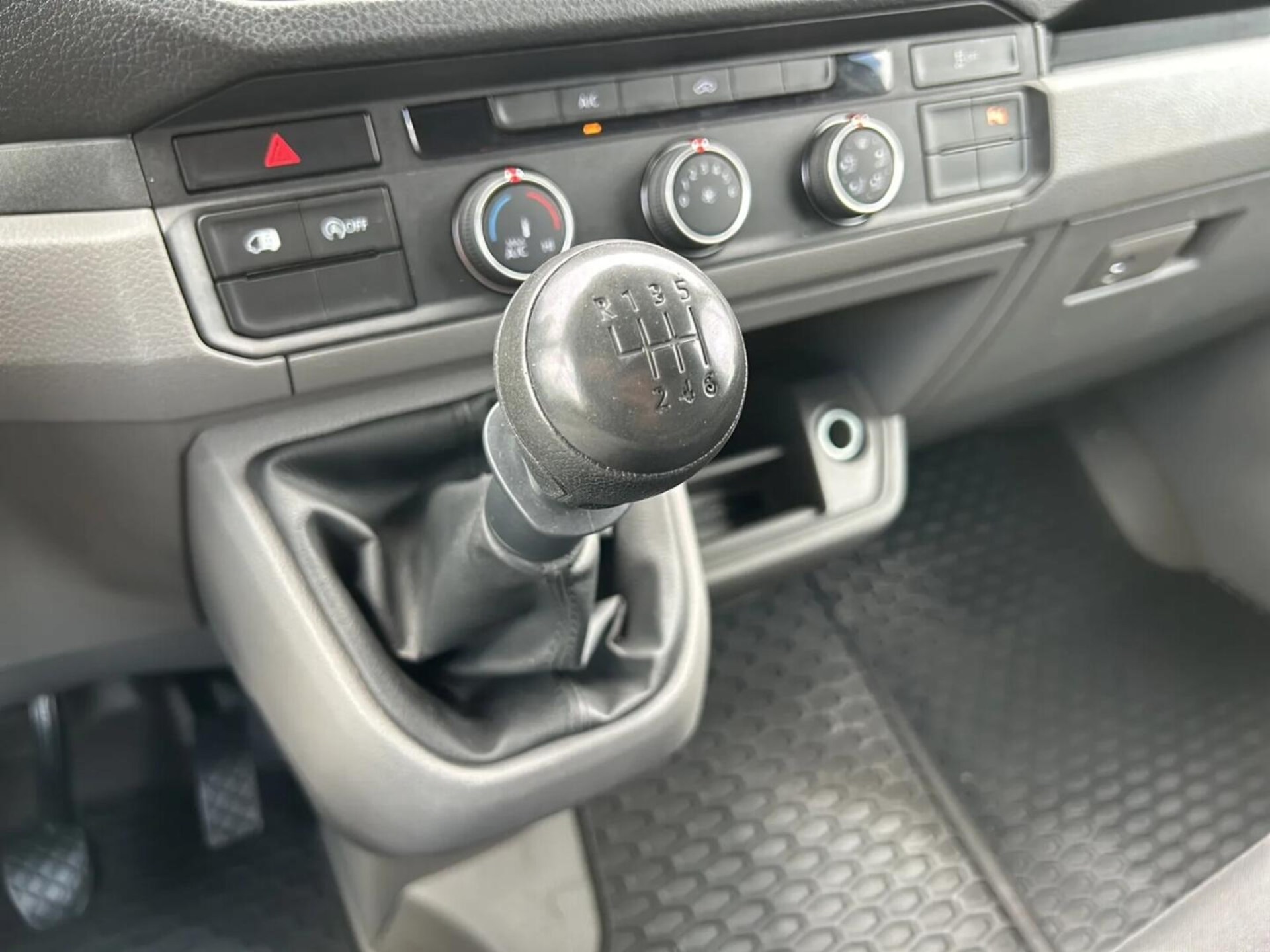Volkswagen Crafter Furgon średni rozstaw osi