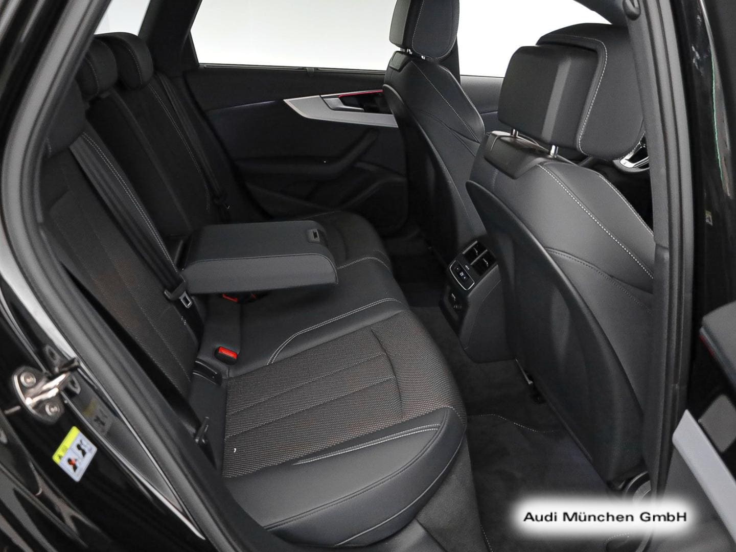 Bild über Audi A4 Avant S line 40 TFSI S tronic - für weitere Informationen kontaktieren Sie den Audi Partner