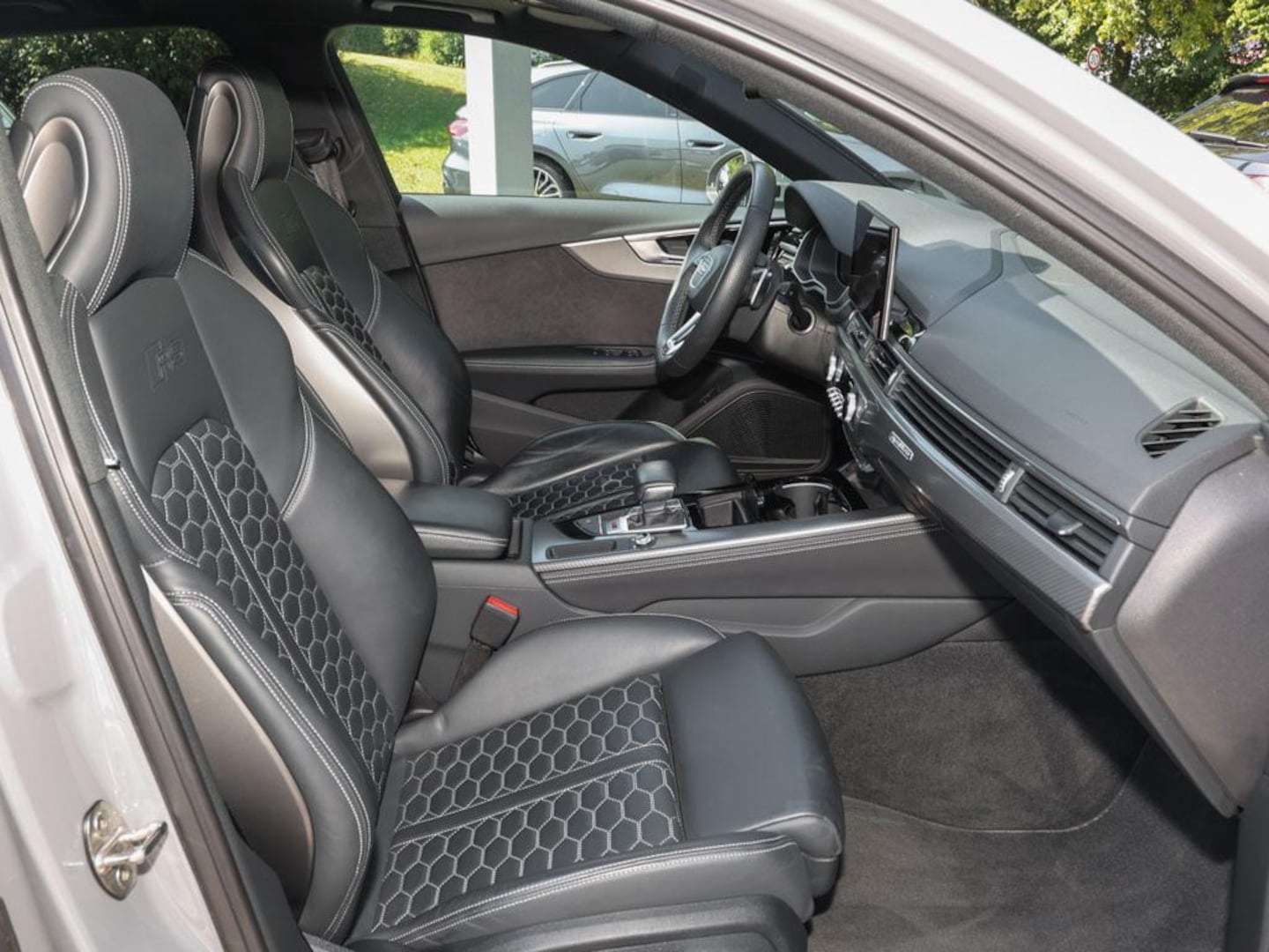 Bild über Audi RS 4 Avant TFSI quattro tiptronic - für weitere Informationen kontaktieren Sie den Audi Partner
