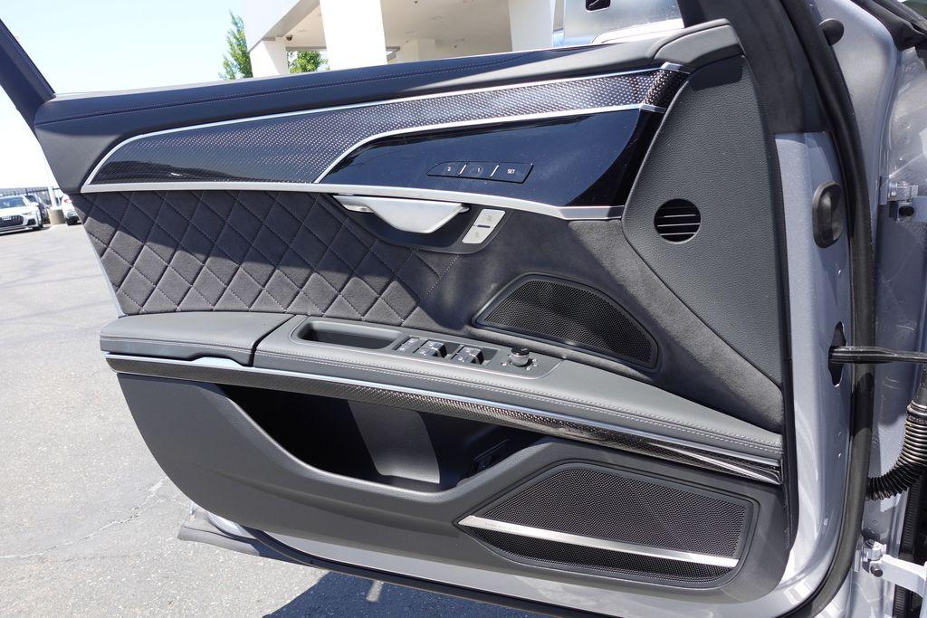 2025 Audi S8 Base - Photo 13