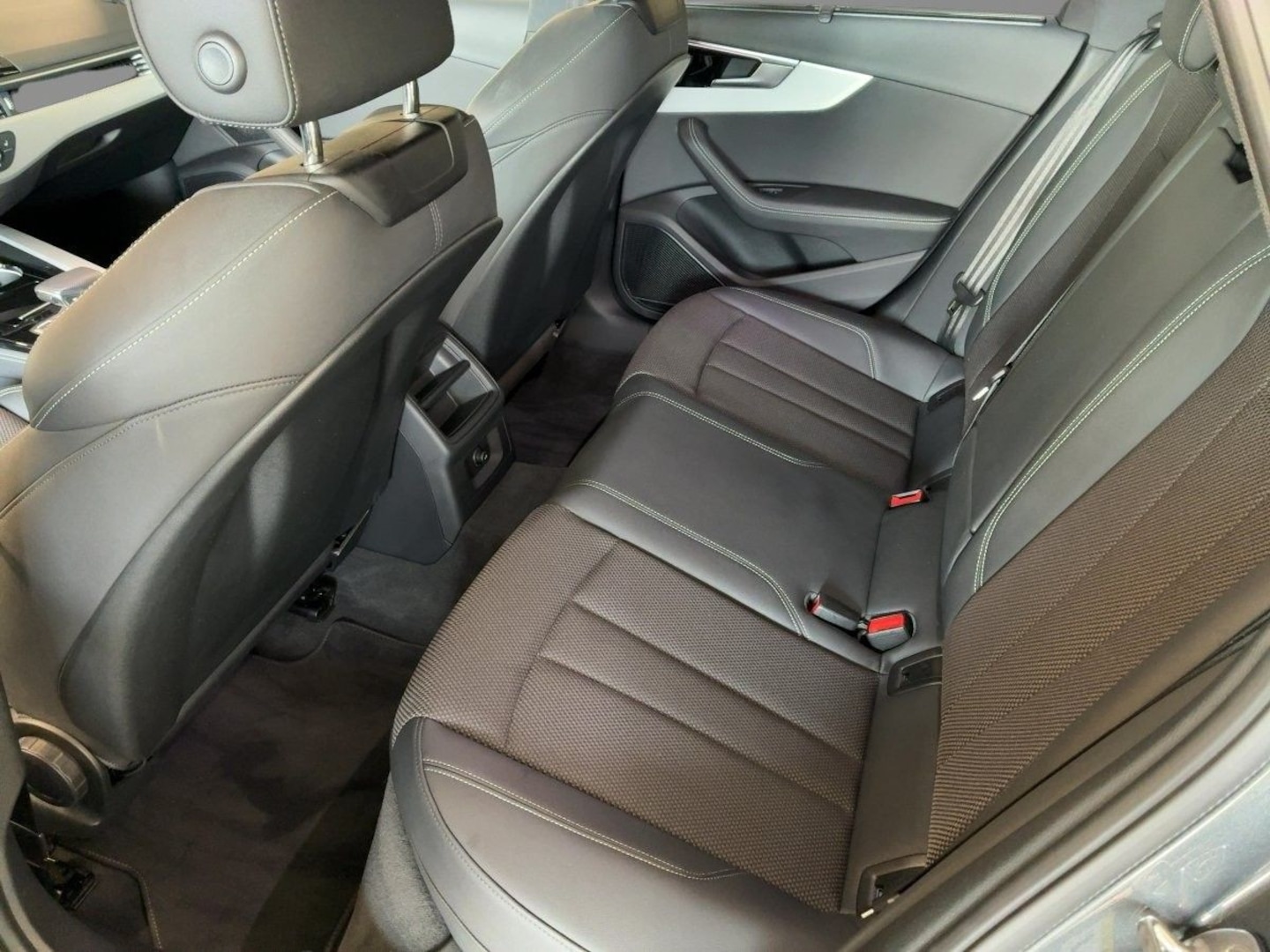 Bild über Audi A4 Avant S line 40 TFSI S tronic - für weitere Informationen kontaktieren Sie den Audi Partner