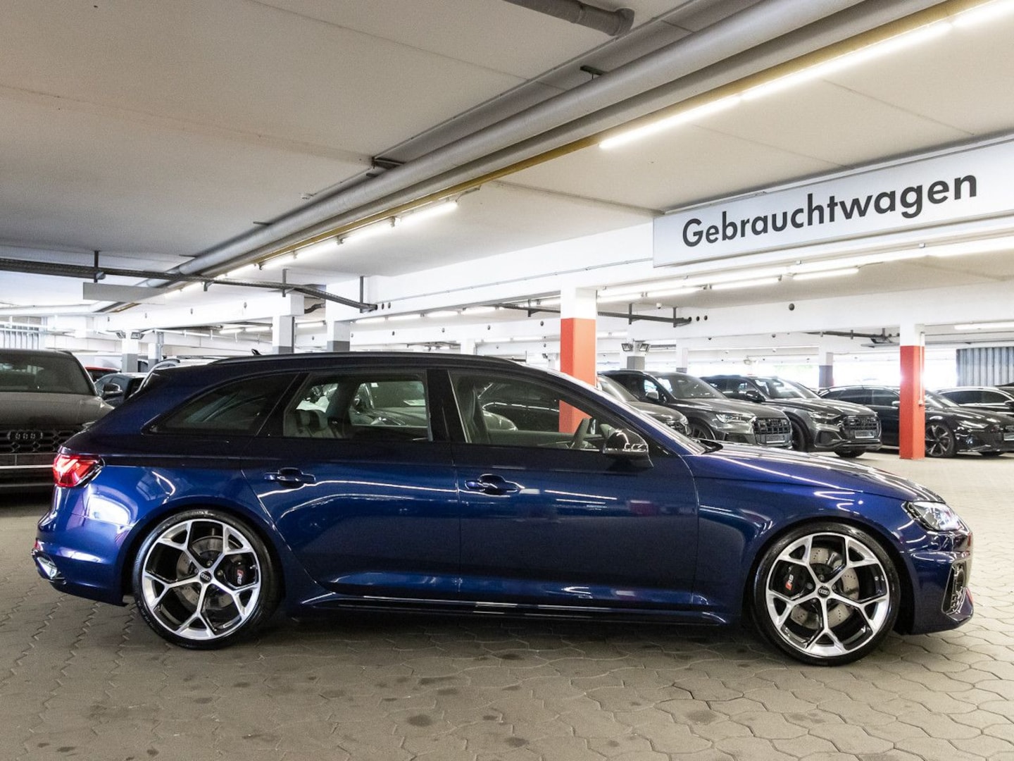 Bild über Audi RS 4 Avant TFSI quattro tiptronic - für weitere Informationen kontaktieren Sie den Audi Partner