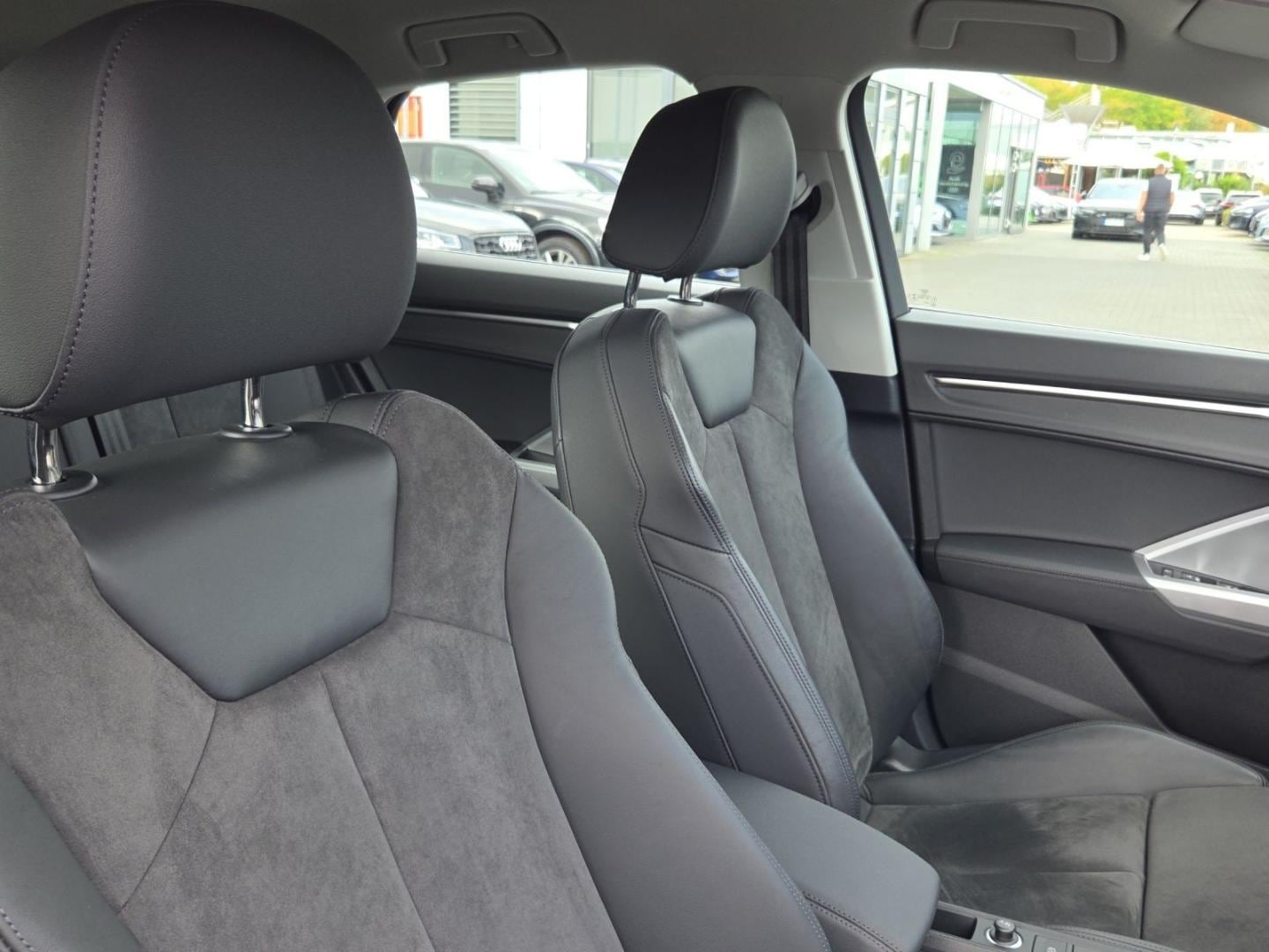 Bild über Audi Q3 Sportback 35 TFSI S tronic - für weitere Informationen kontaktieren Sie den Audi Partner