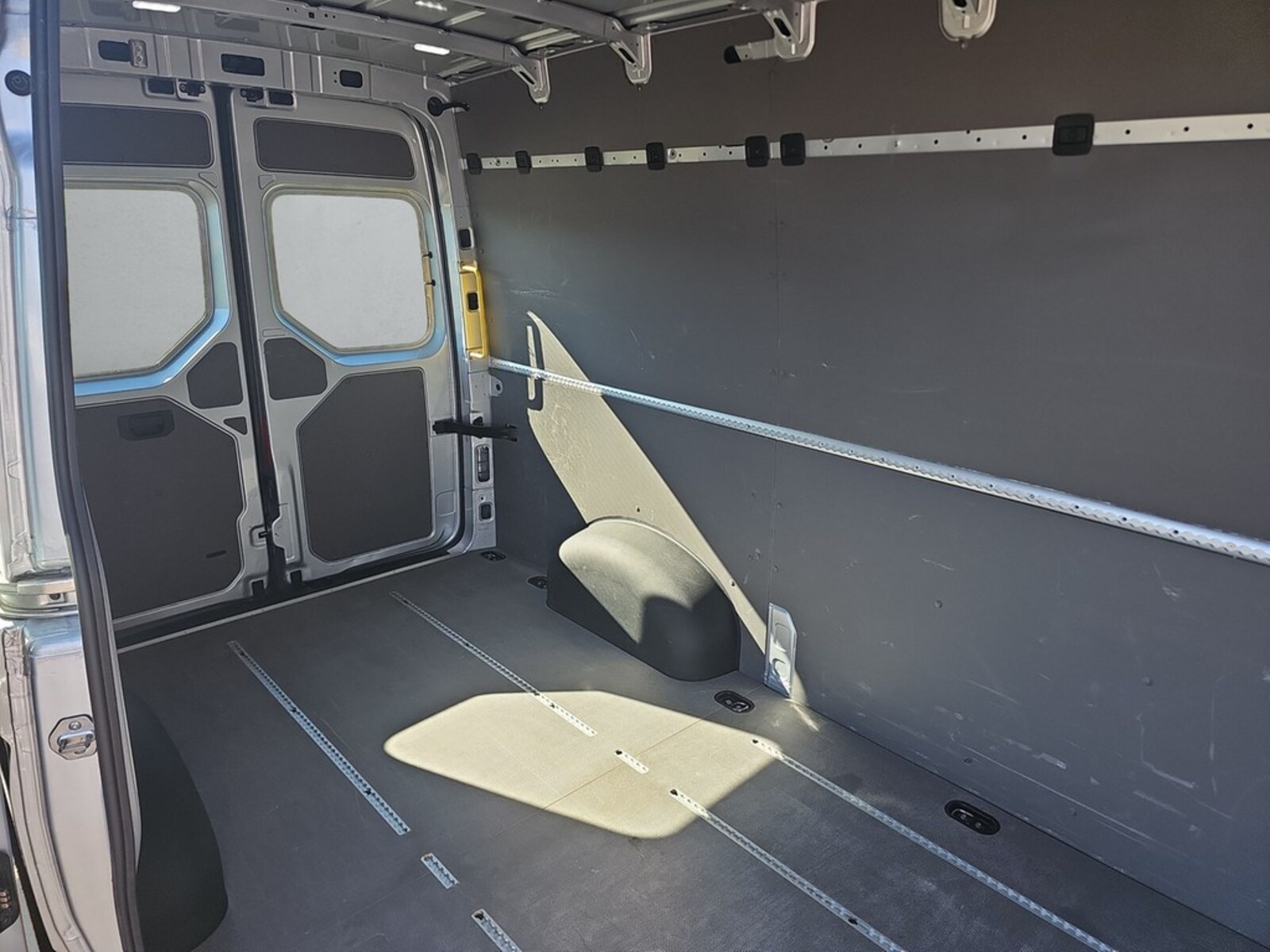 Volkswagen Crafter Kasten mittlerer Radstand – Bild 12