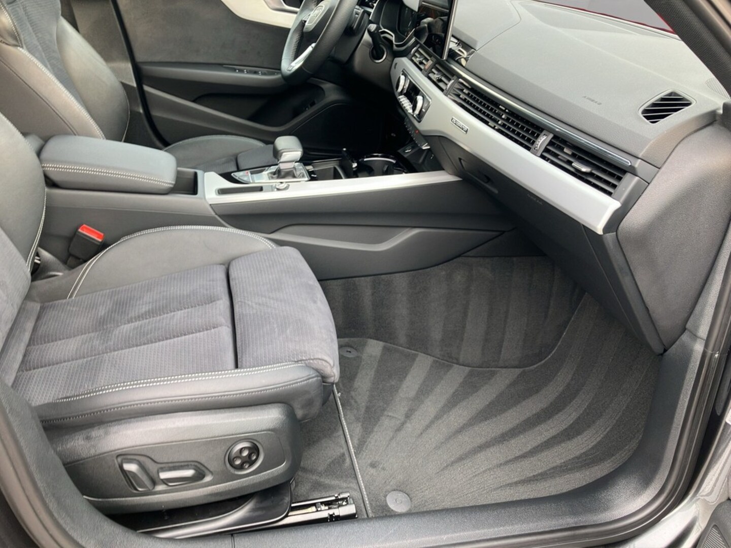 Bild über Audi A4 Avant S line 40 TDI quattro S tronic - für weitere Informationen kontaktieren Sie den Audi Partner