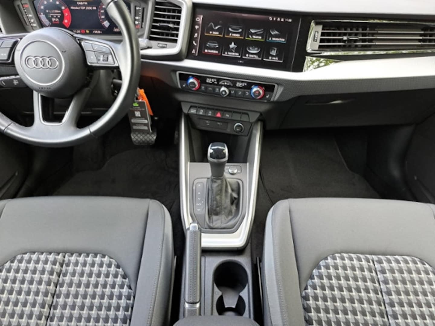 Bild über Audi A1 Sportback S line 40 TFSI S tronic - für weitere Informationen kontaktieren Sie den Audi Partner