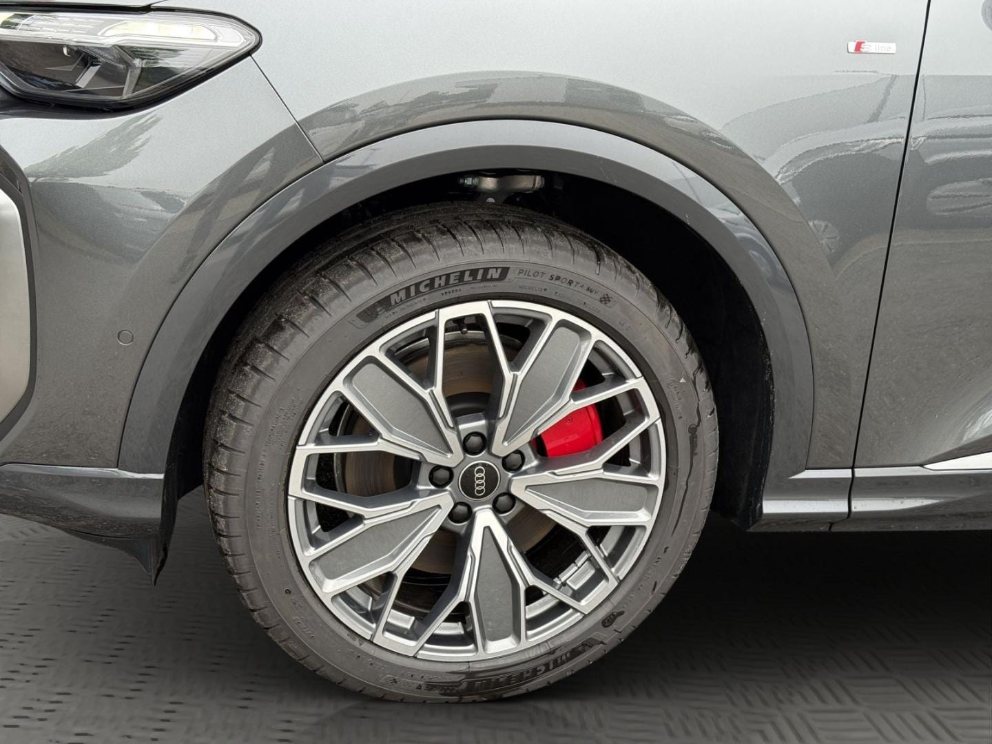 Bild über Audi Q5 SUV TDI quattro 220 kW S tronic - für weitere Informationen kontaktieren Sie den Audi Partner