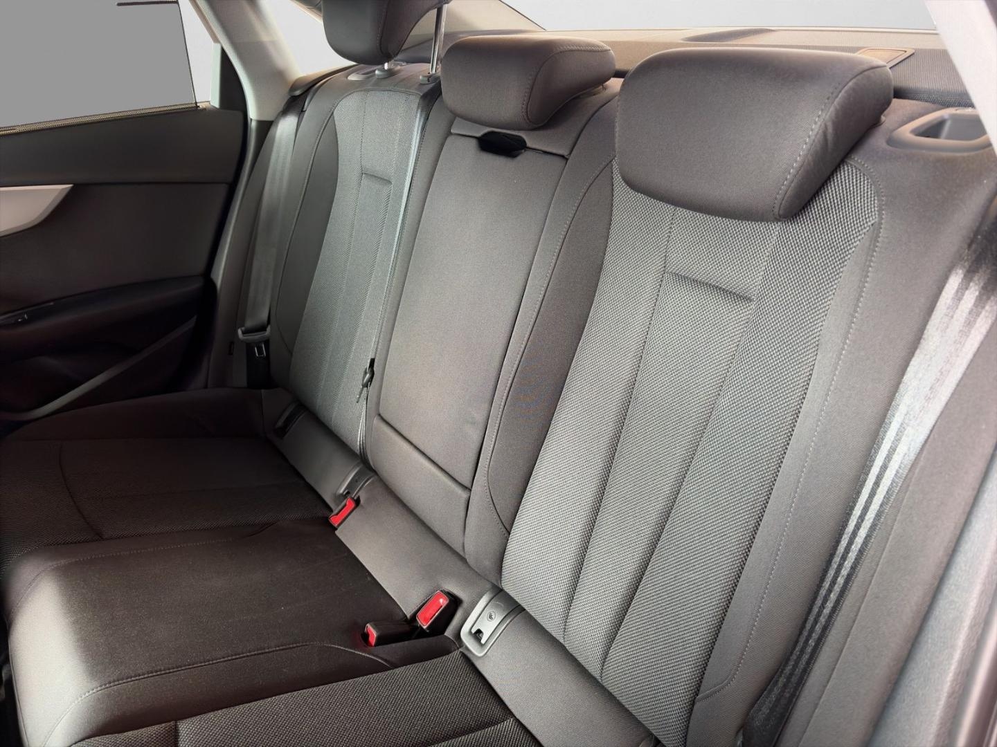 Bild über Audi A4 Limousine 35 TDI S tronic - für weitere Informationen kontaktieren Sie den Audi Partner