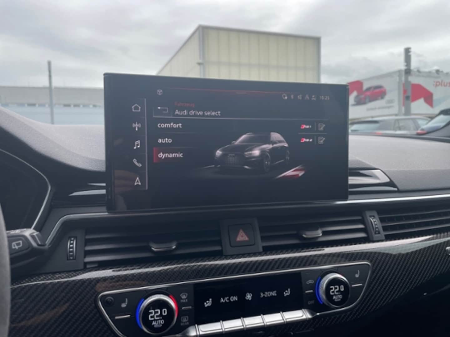 Bild über Audi RS 4 Avant TFSI quattro tiptronic - für weitere Informationen kontaktieren Sie den Audi Partner