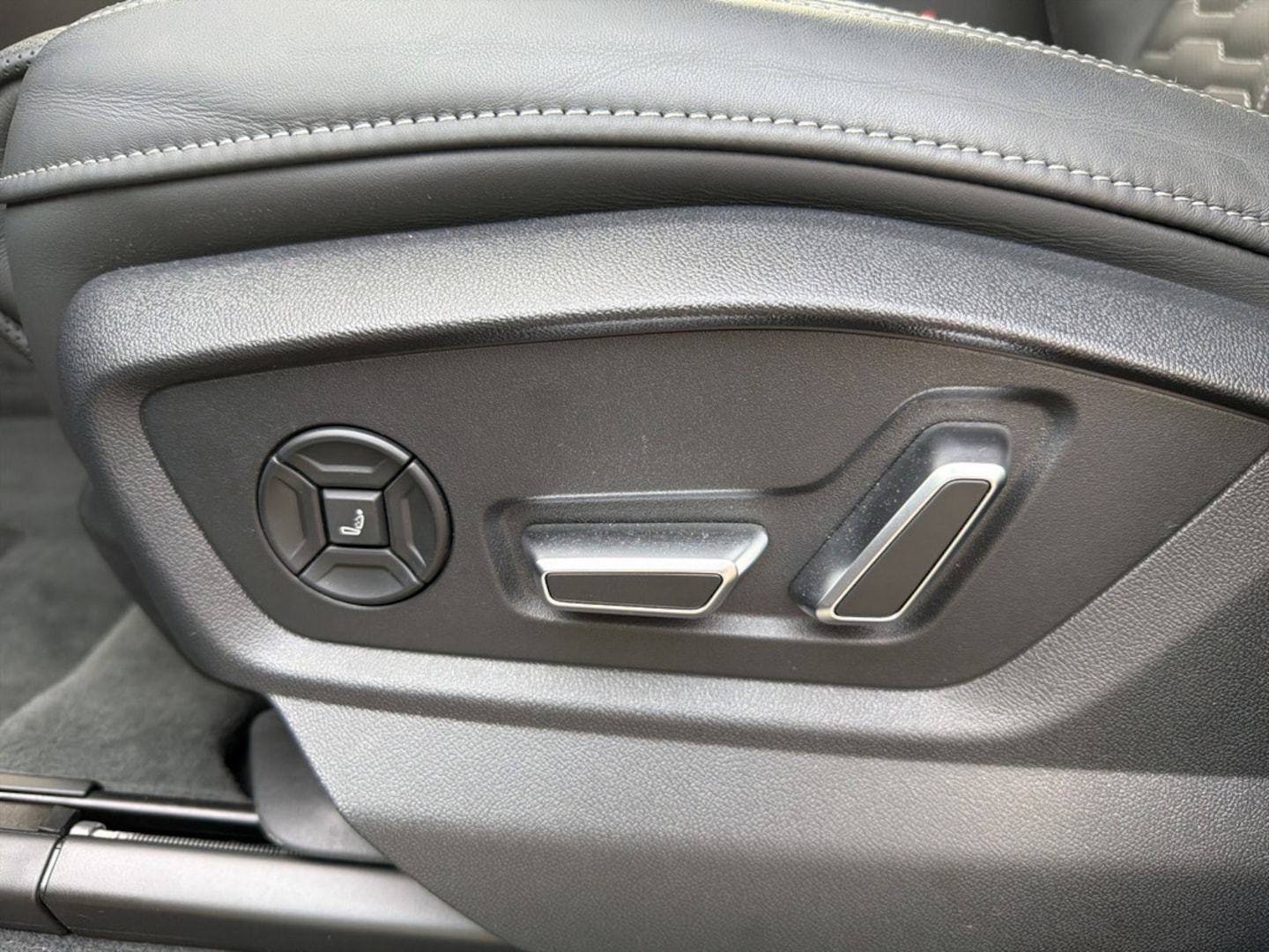 Bild über Audi RS Q8 SUV TFSI quattro 441 kW tiptronic - für weitere Informationen kontaktieren Sie den Audi Partner