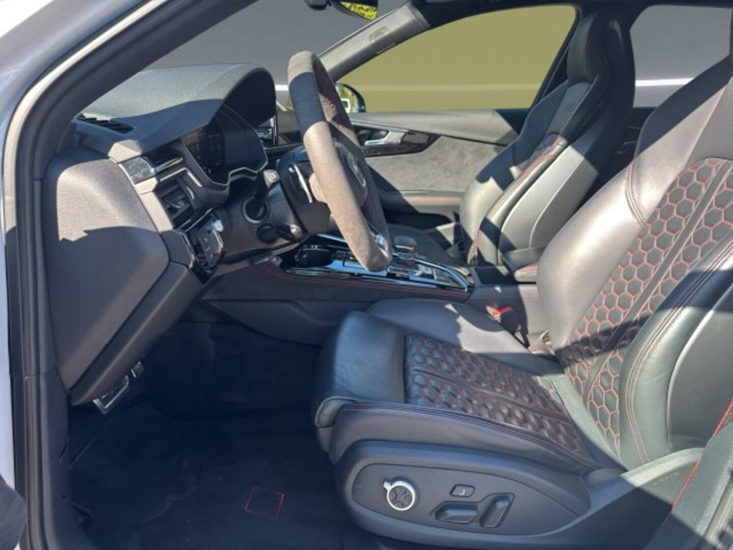 Bild über Audi RS 4 Avant TFSI quattro tiptronic - für weitere Informationen kontaktieren Sie den Audi Partner