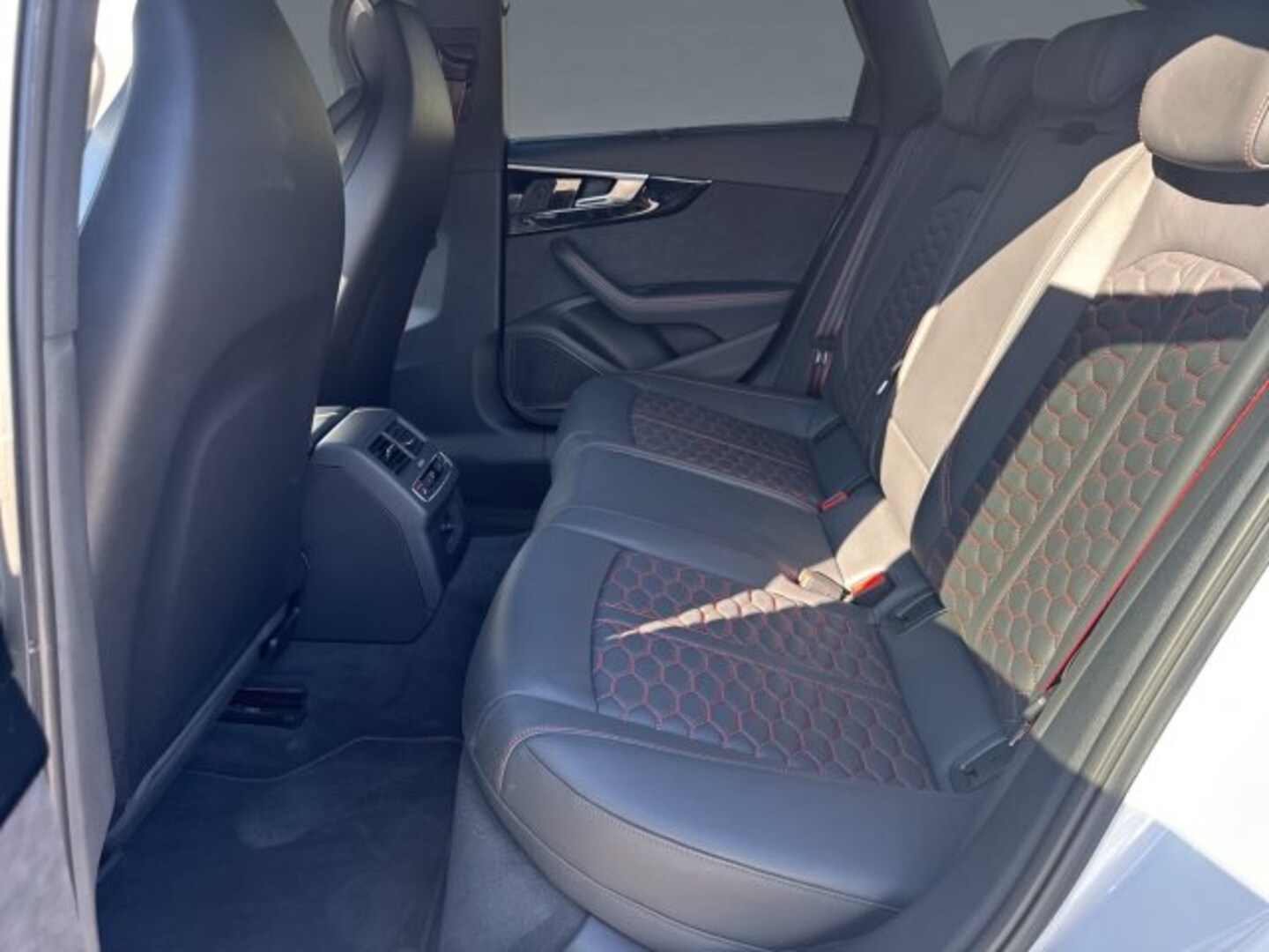 Bild über Audi RS 4 Avant TFSI quattro tiptronic - für weitere Informationen kontaktieren Sie den Audi Partner