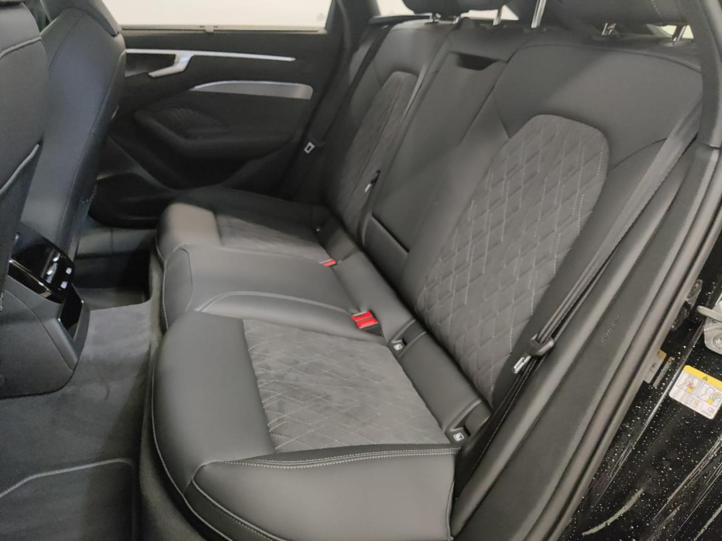 Bild über Audi A6 Avant TDI quattro 220 kW S tronic - für weitere Informationen kontaktieren Sie den Audi Partner
