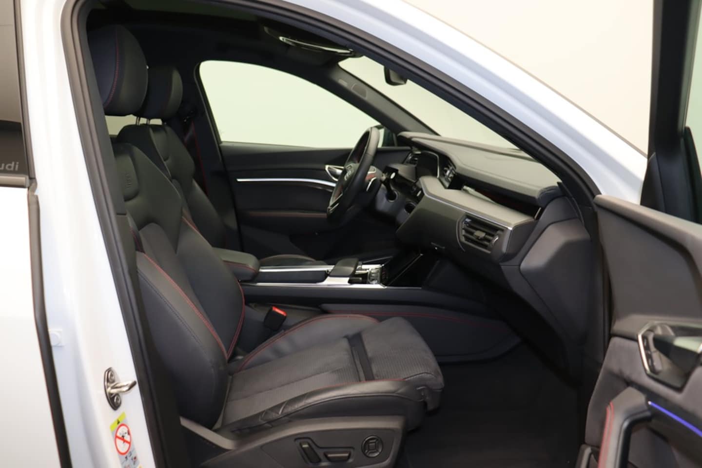 Bild über Audi Q8 Sportback e-tron S line 55 e-tron quattro - für weitere Informationen kontaktieren Sie den Audi Partner