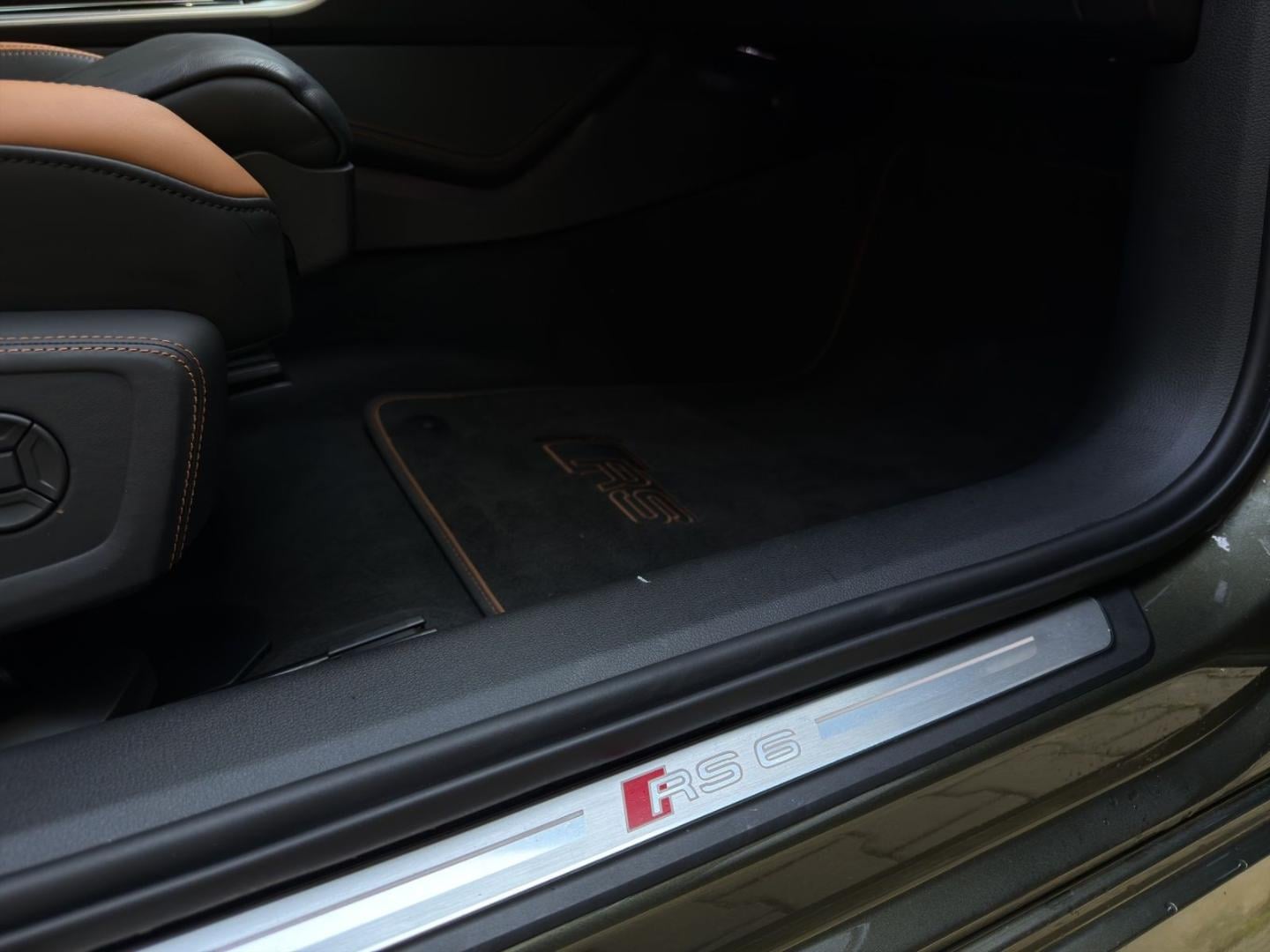 Bild über Audi RS 6 Avant performance quattro tiptronic - für weitere Informationen kontaktieren Sie den Audi Partner