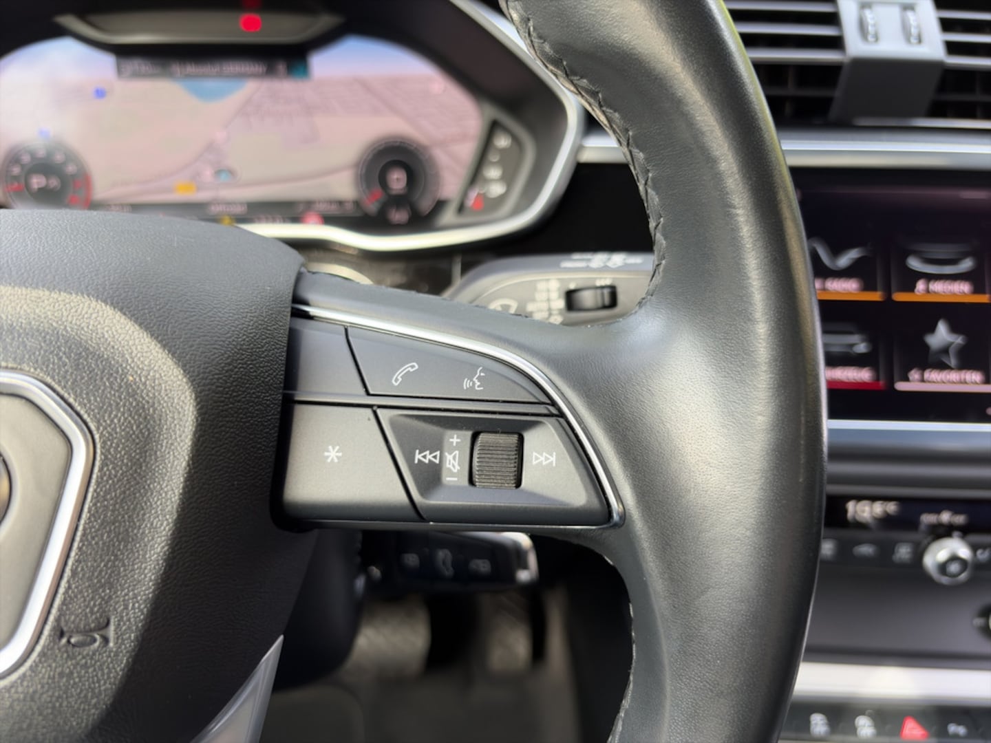 Bild über Audi Q3 S line 35 TFSI S tronic - für weitere Informationen kontaktieren Sie den Audi Partner
