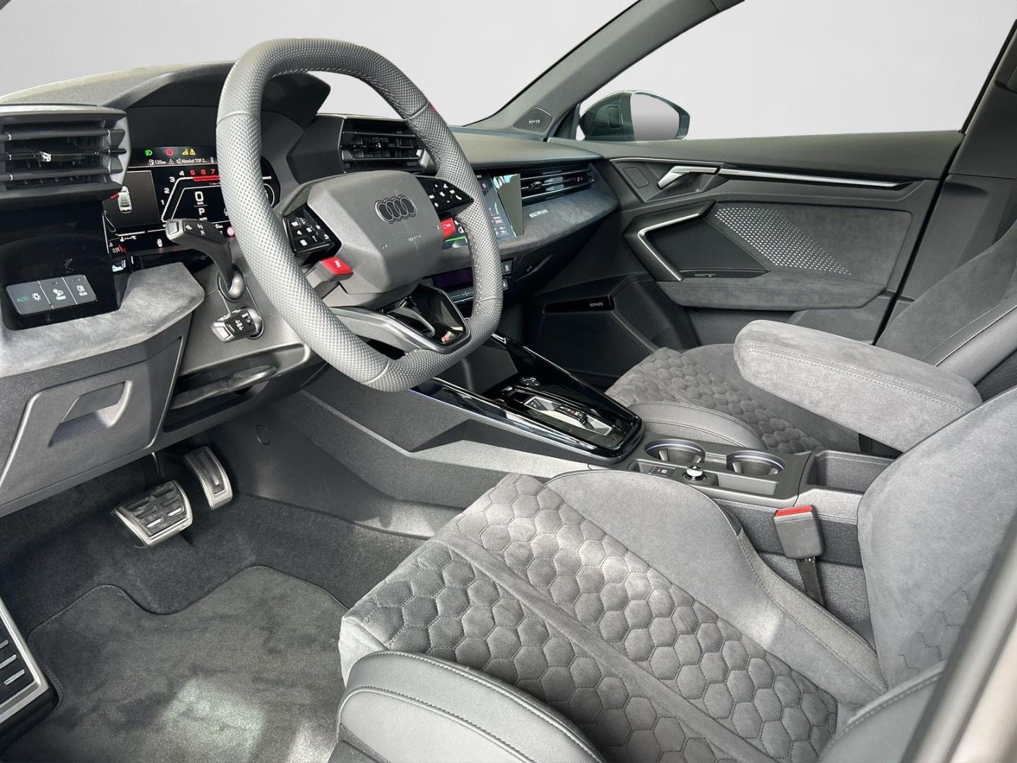 Bild über Audi RS 3 Limousine TFSI quattro S tronic - für weitere Informationen kontaktieren Sie den Audi Partner