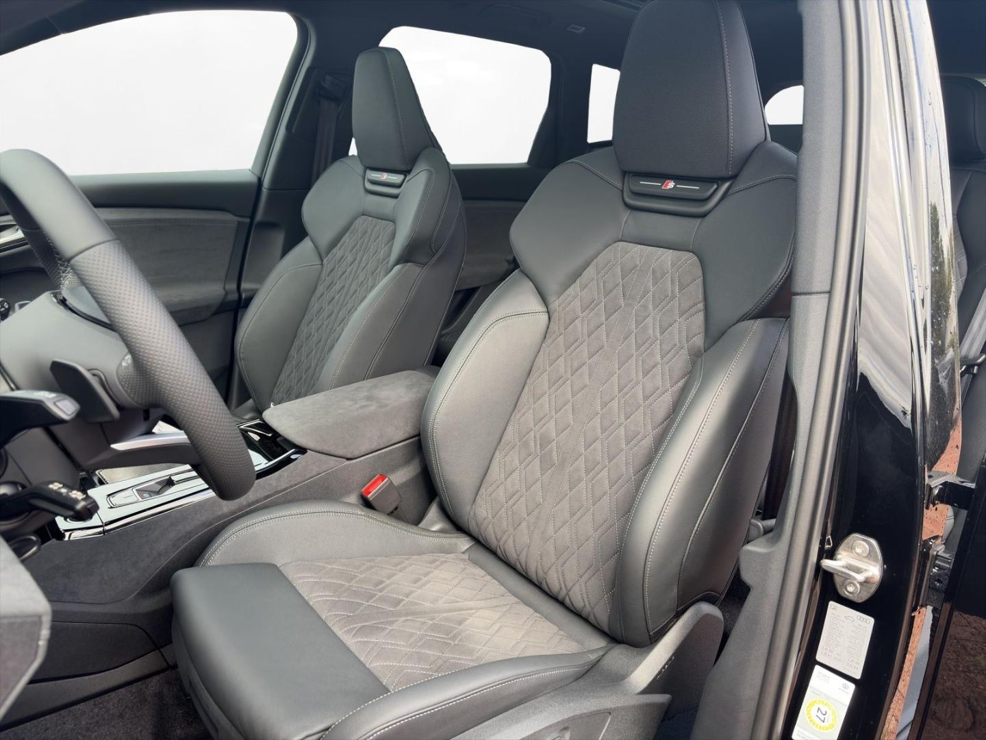 Bild über Audi Q6 SUV e-tron S line business e-tron quattro 315 kW - für weitere Informationen kontaktieren Sie den Audi Partner