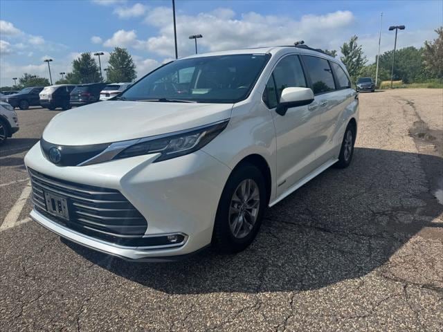 Used 2021 Toyota Sienna XLE with VIN 5TDJRKEC4MS010588 for sale in Maplewood, Minnesota