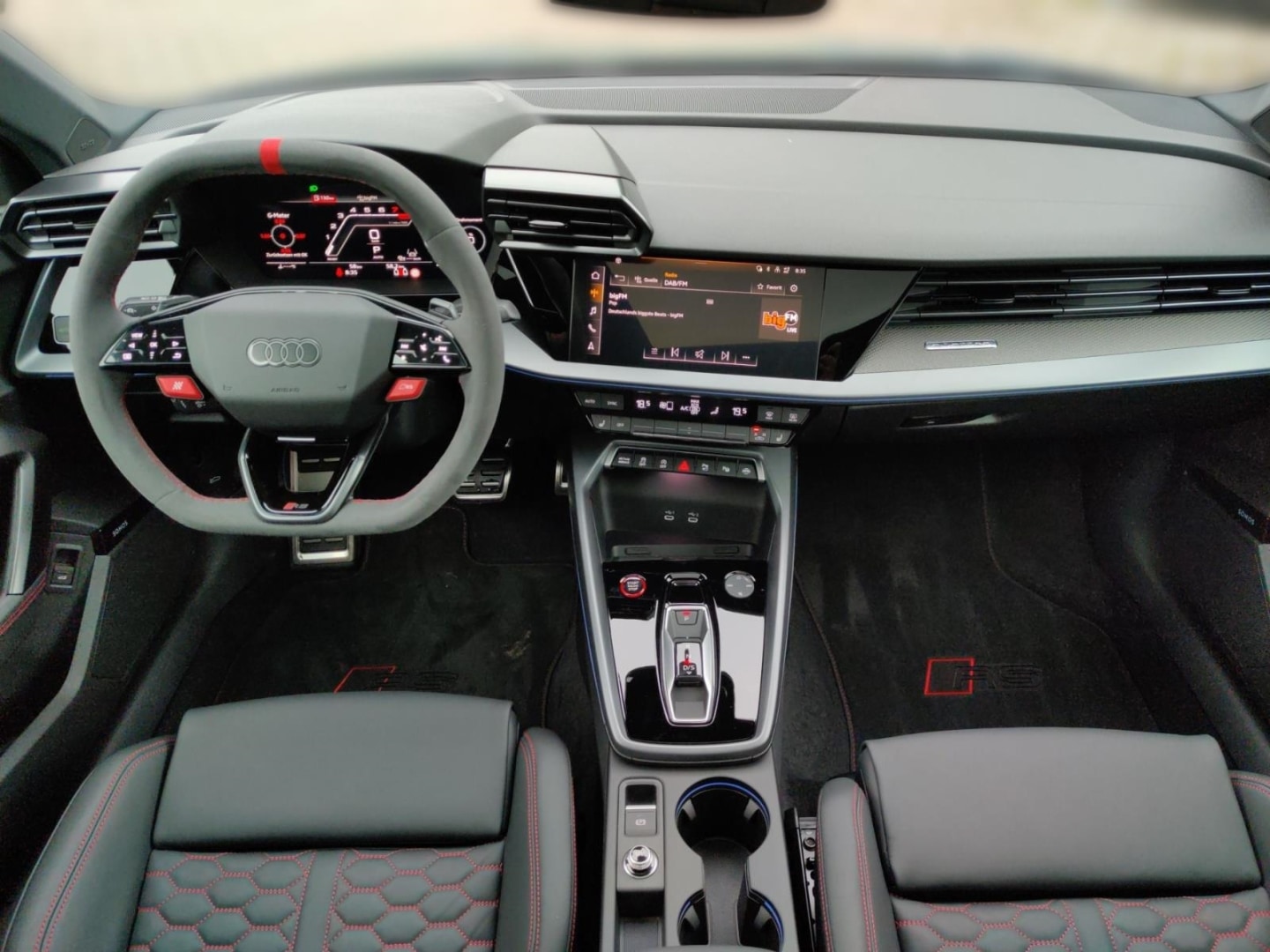Bild über Audi RS 3 Limousine TFSI quattro 294 kW S tronic - für weitere Informationen kontaktieren Sie den Audi Partner
