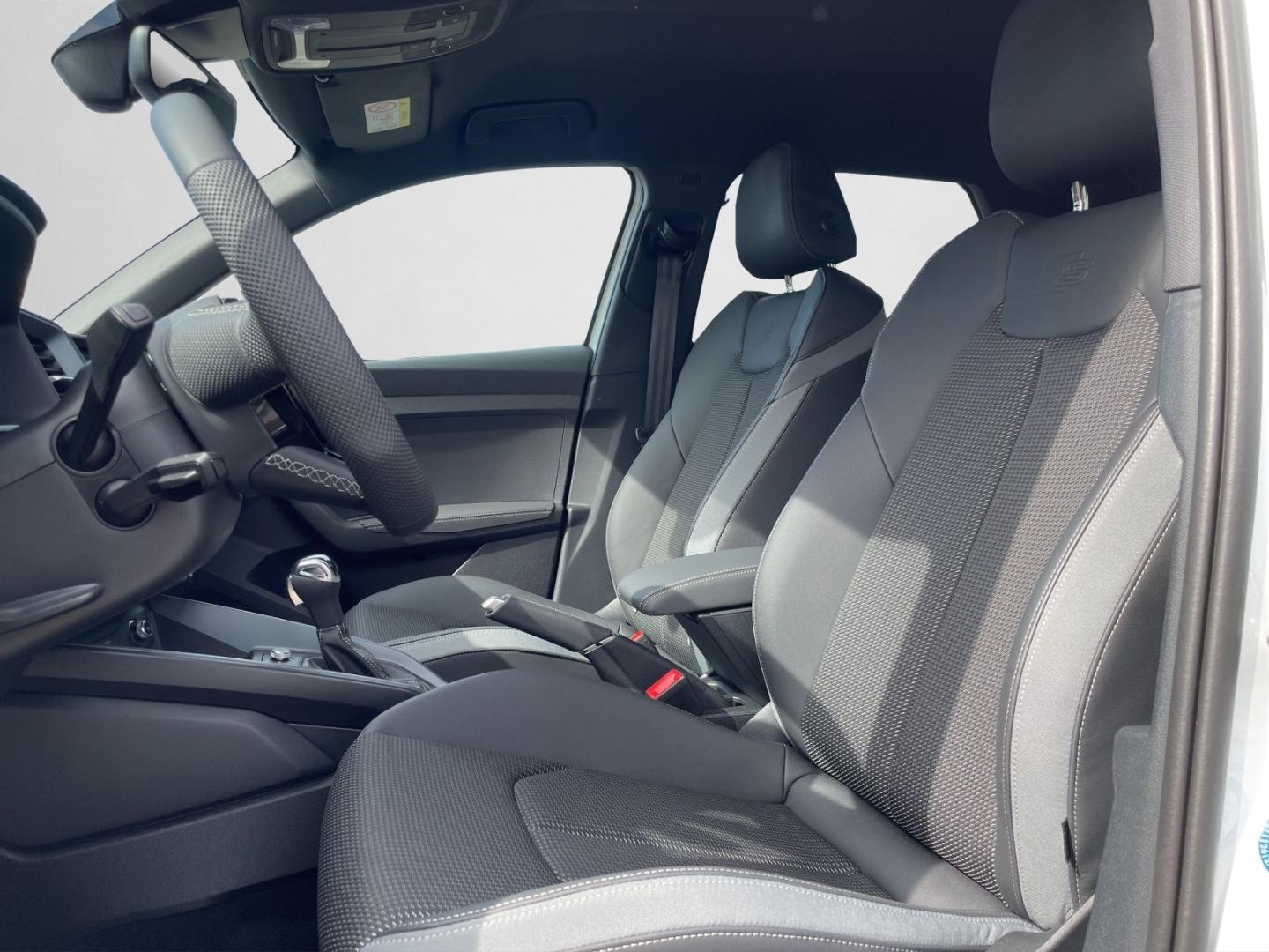 Bild über Audi A1 Sportback S line 30 TFSI S tronic - für weitere Informationen kontaktieren Sie den Audi Partner