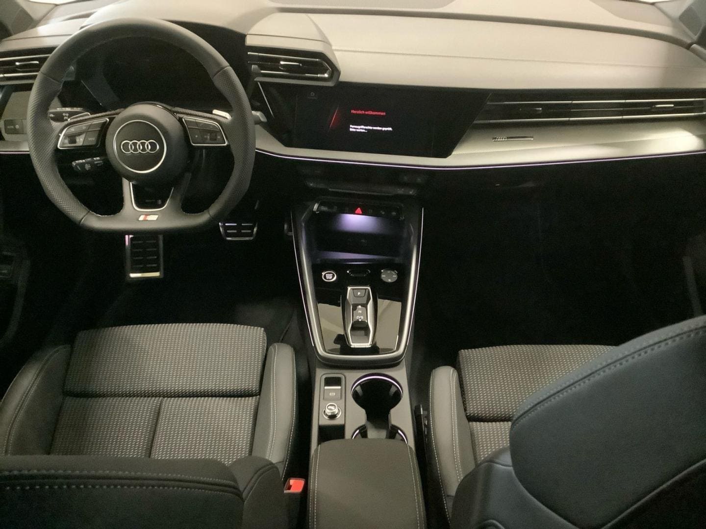 Bild über Audi A3 Sportback S line 35 TFSI S tronic - für weitere Informationen kontaktieren Sie den Audi Partner