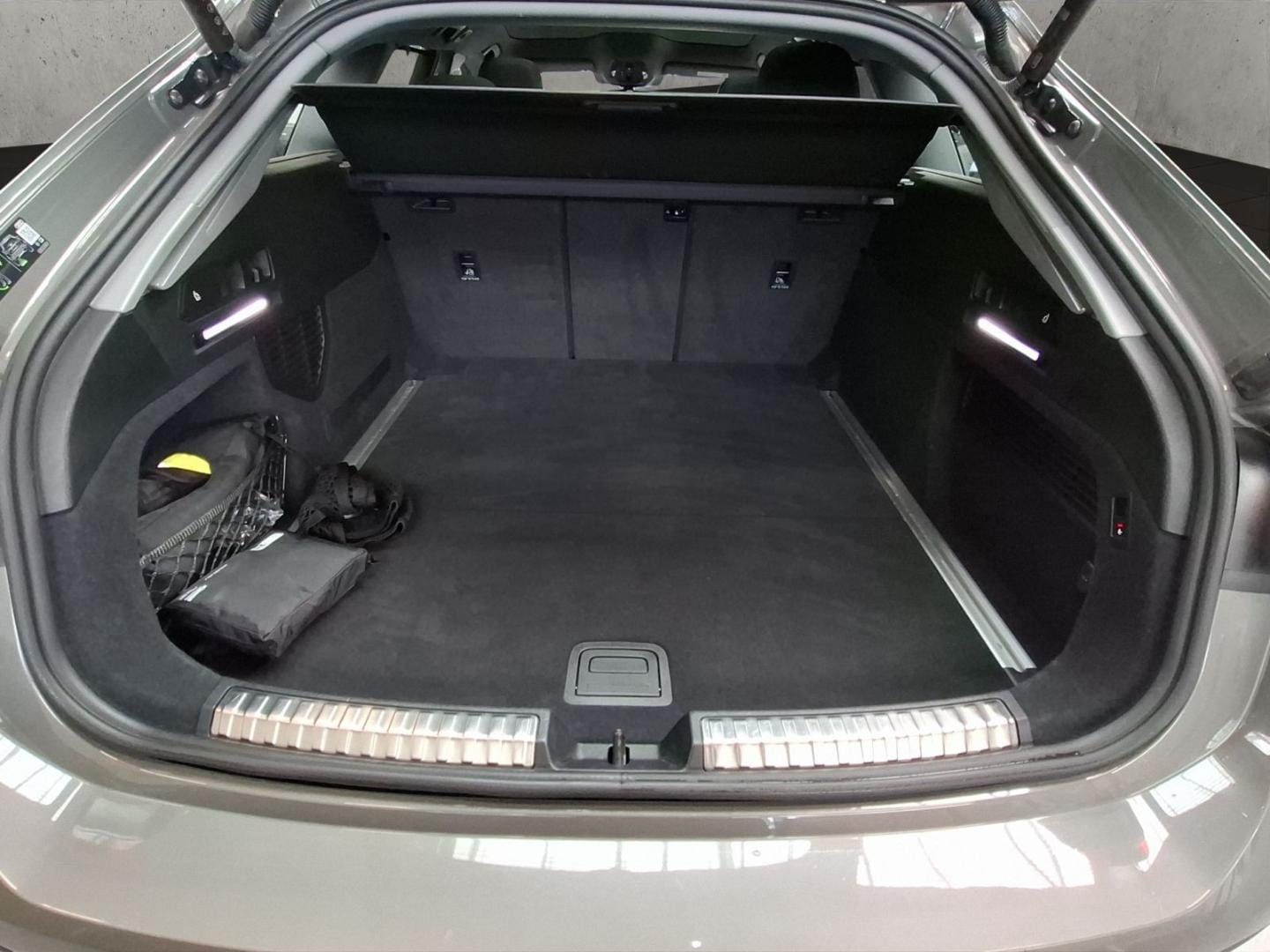 Bild über Audi A6 Avant TDI 150 kW S tronic - für weitere Informationen kontaktieren Sie den Audi Partner