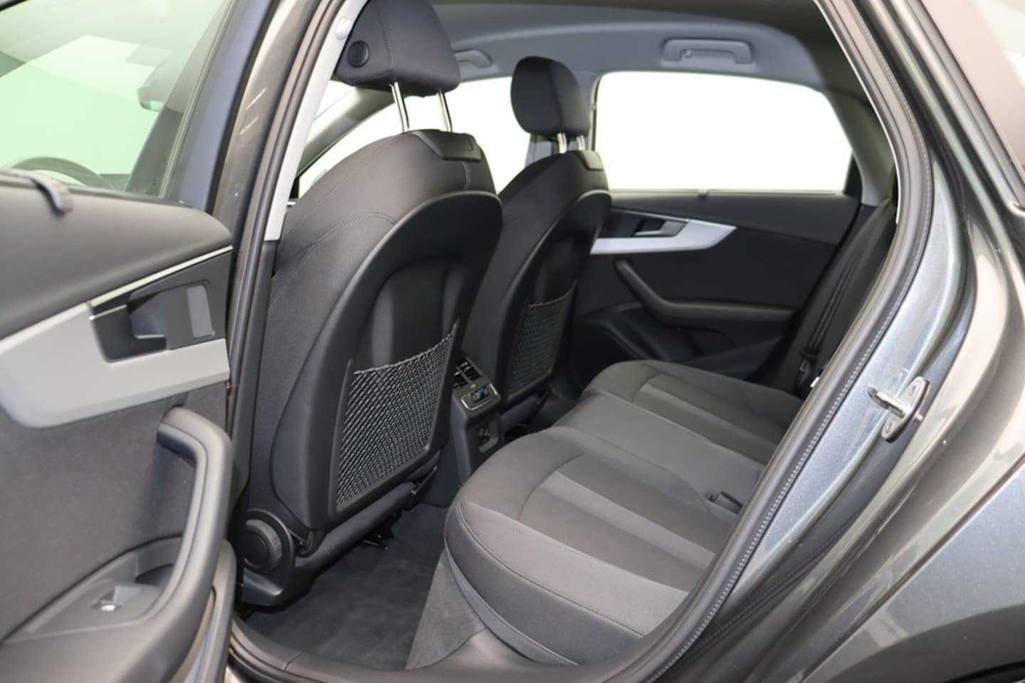 Bild über Audi A4 Limousine S line 40 TDI S tronic - für weitere Informationen kontaktieren Sie den Audi Partner