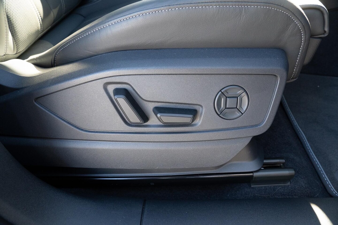 Image about Audi Q5 SUV TDI quattro 150 kW sport
