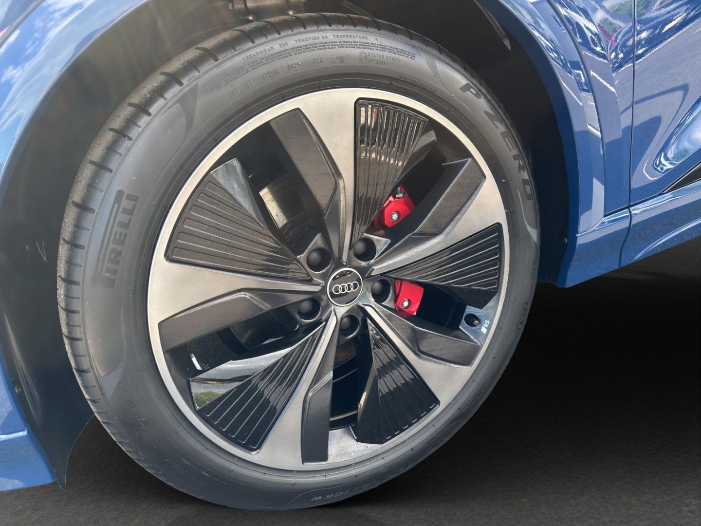 Image about Audi Q6 SUV e-tron e-tron quattro