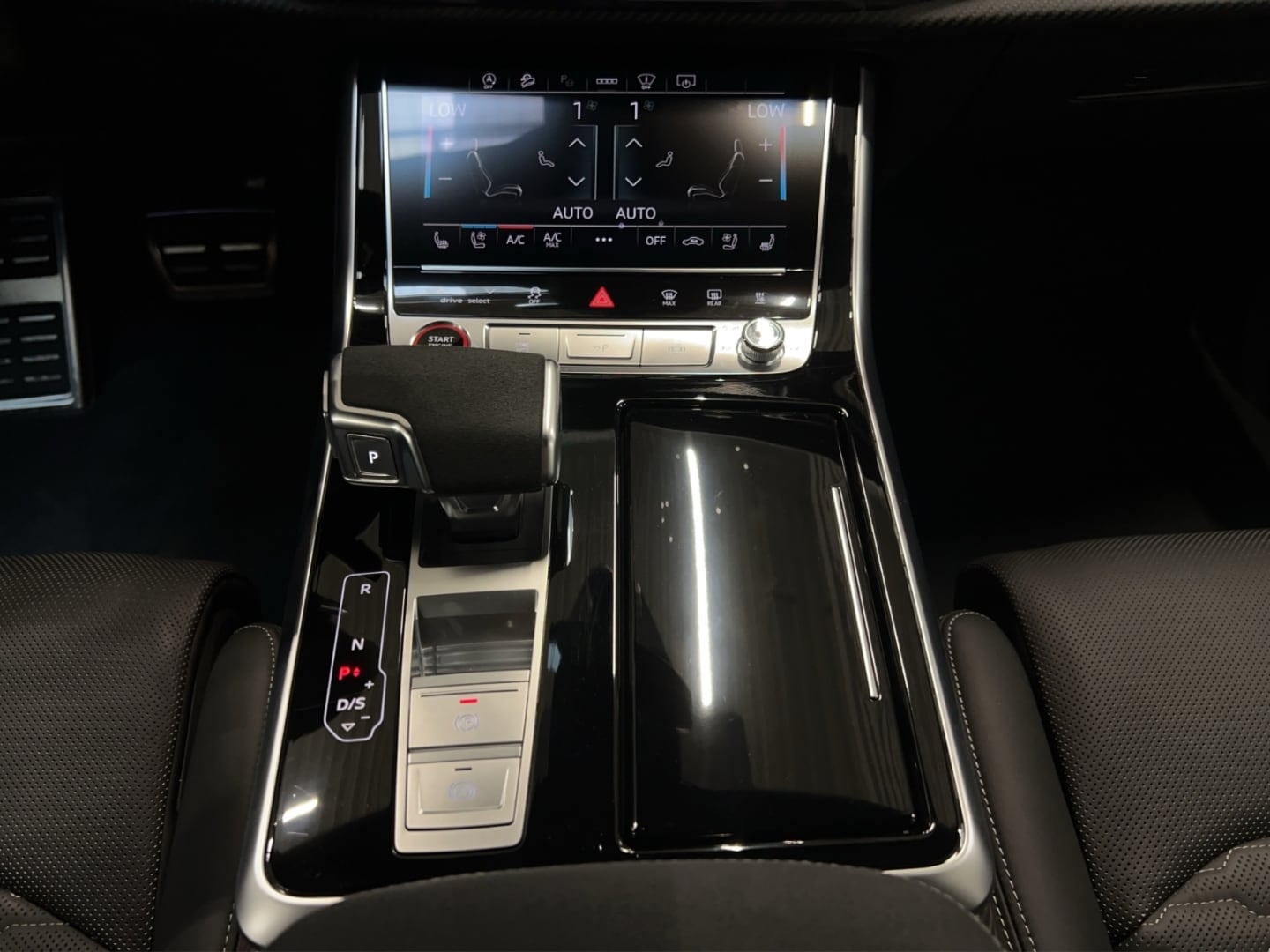 Bild über Audi RS Q8 SUV TFSI quattro 471 kW tiptronic - für weitere Informationen kontaktieren Sie den Audi Partner