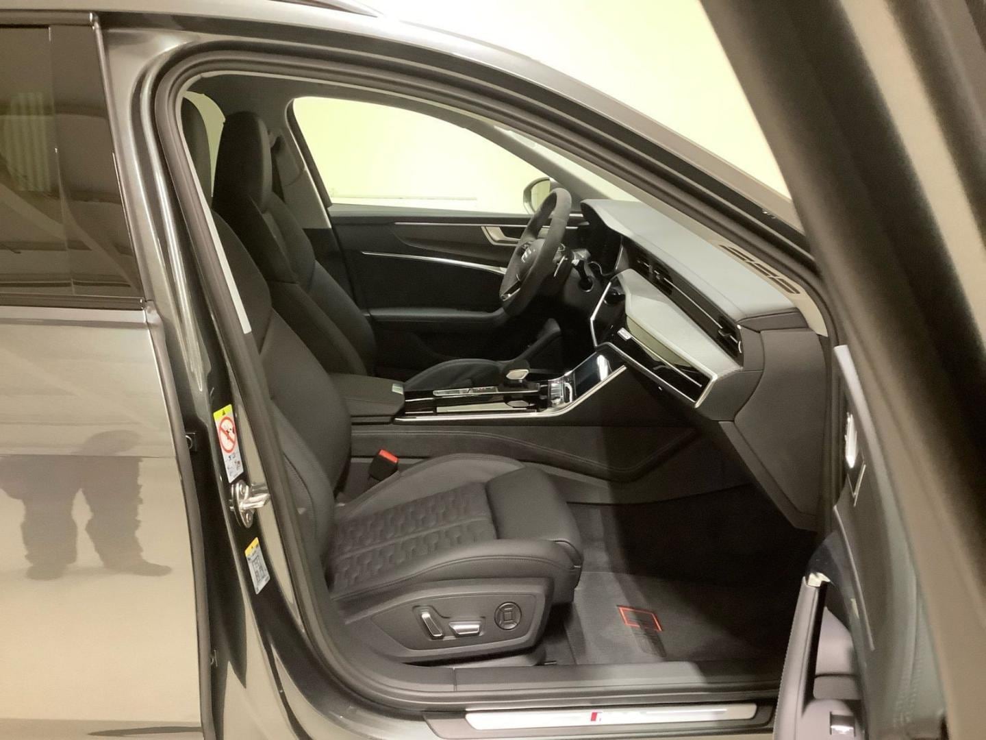 Bild über Audi RS 6 Avant performance quattro tiptronic - für weitere Informationen kontaktieren Sie den Audi Partner