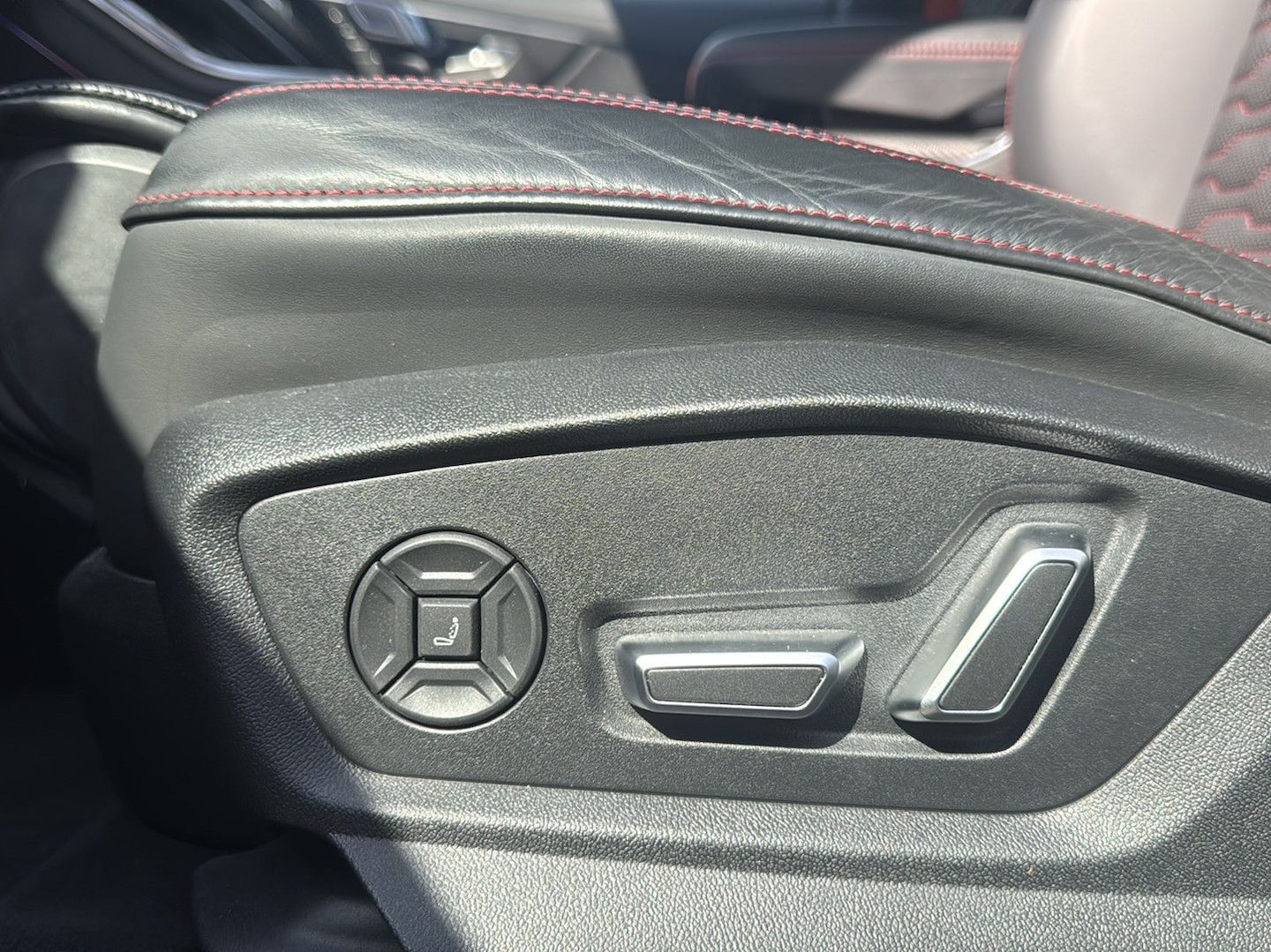 Bild über Audi RS Q8 TFSI quattro tiptronic - für weitere Informationen kontaktieren Sie den Audi Partner