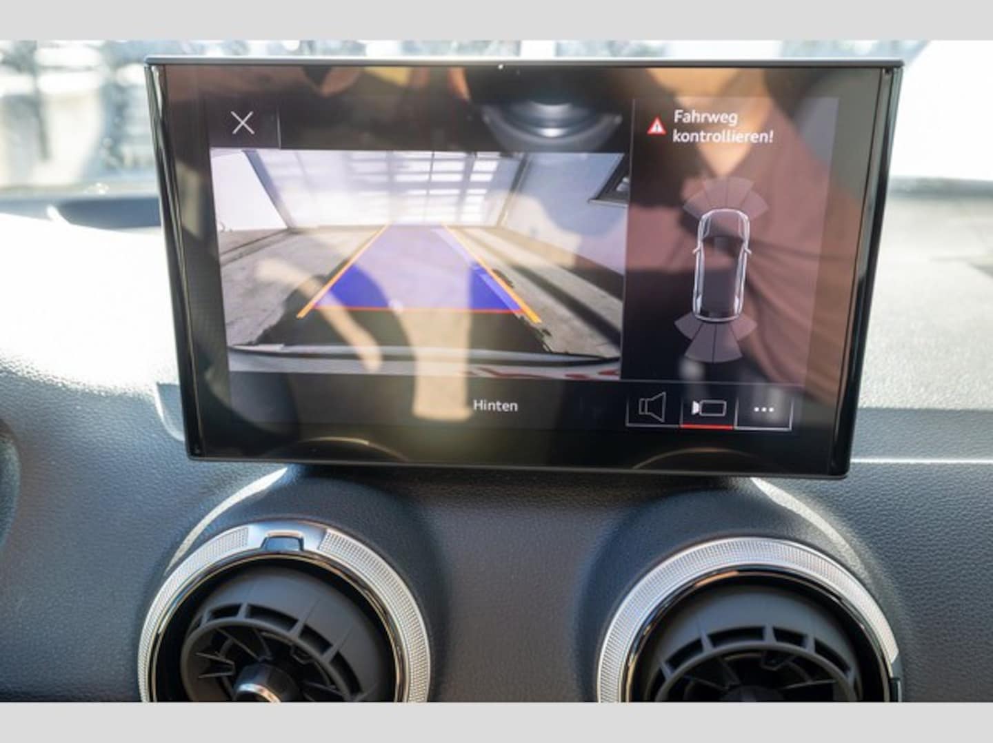 Bild über Audi SQ2 TFSI quattro S tronic - für weitere Informationen kontaktieren Sie den Audi Partner