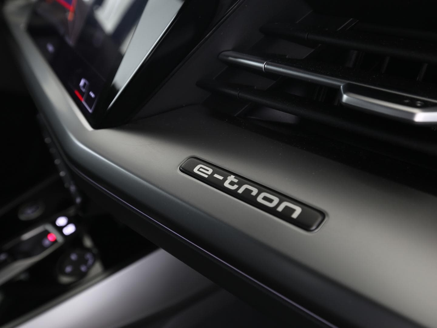 Bild über Audi Q4 e-tron 40 e-tron - für weitere Informationen kontaktieren Sie den Audi Partner