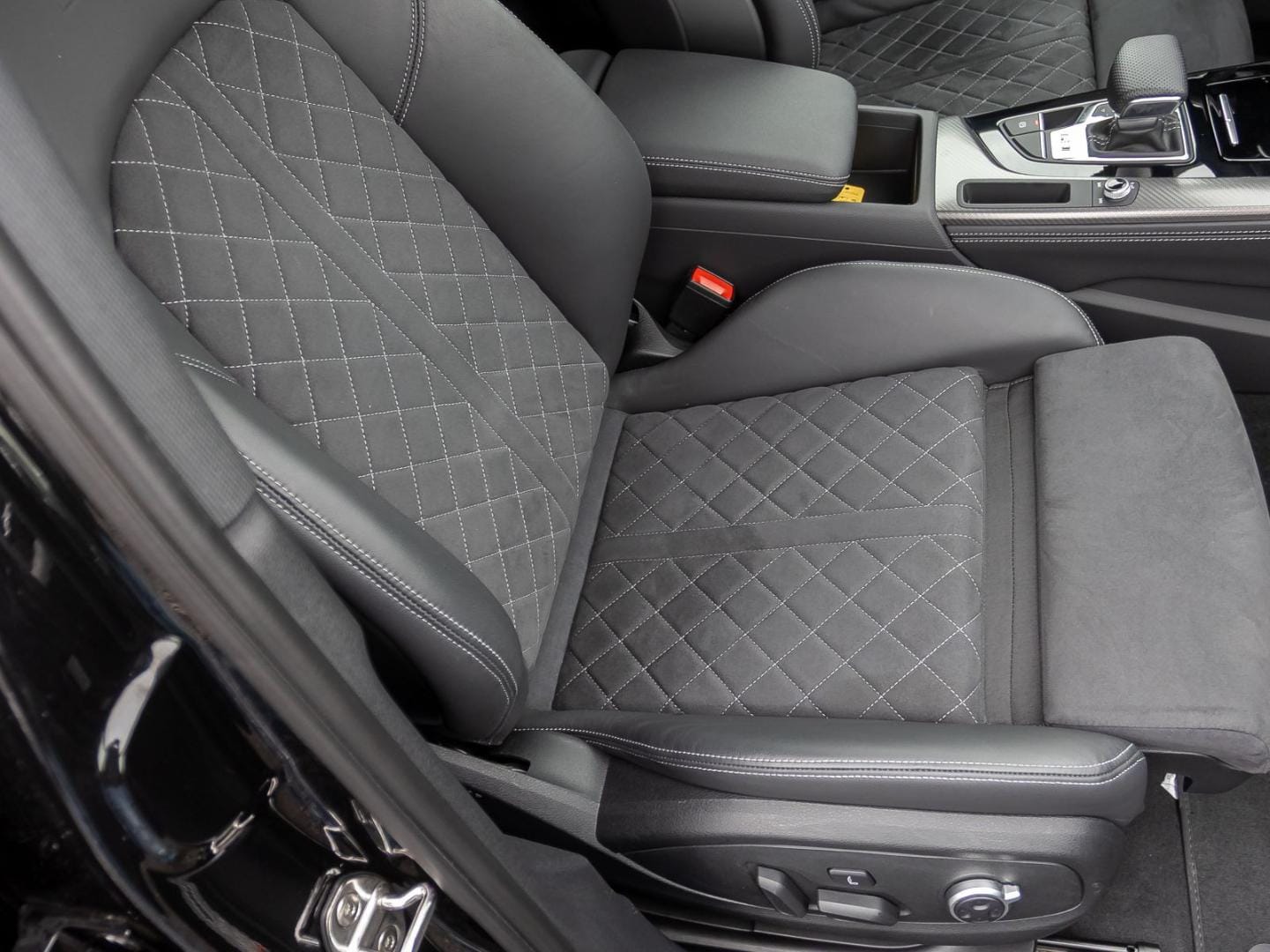 Bild über Audi RS 4 Avant TFSI quattro tiptronic - für weitere Informationen kontaktieren Sie den Audi Partner