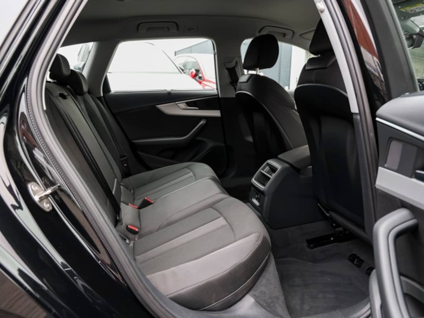 Bild über Audi A4 Avant S line 35 TFSI S tronic - für weitere Informationen kontaktieren Sie den Audi Partner