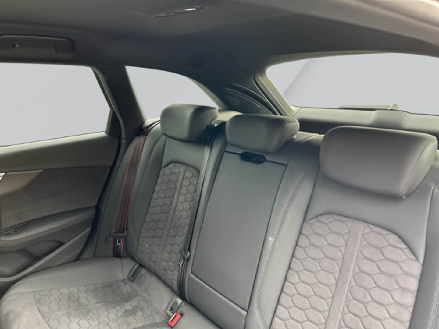 Bild über Audi RS 4 Avant TFSI quattro tiptronic - für weitere Informationen kontaktieren Sie den Audi Partner