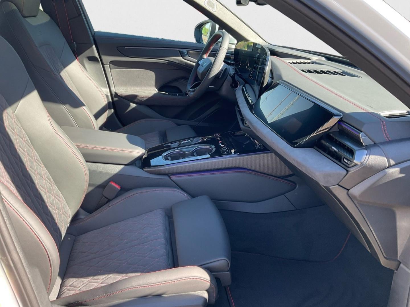 Bild über Audi A6 Avant TFSI quattro 270 kW S tronic - für weitere Informationen kontaktieren Sie den Audi Partner