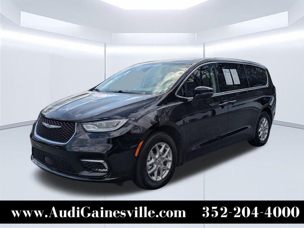 2024 Chrysler Pacifica Touring L's photo