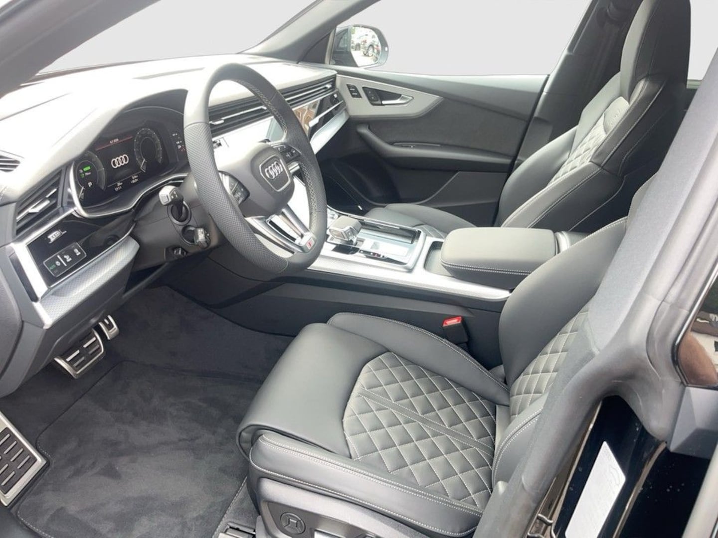 Bild über Audi Q8 SUV TFSI e S line business TFSI e quattro 360 kW tiptronic - für weitere Informationen kontaktieren Sie den Audi Partner