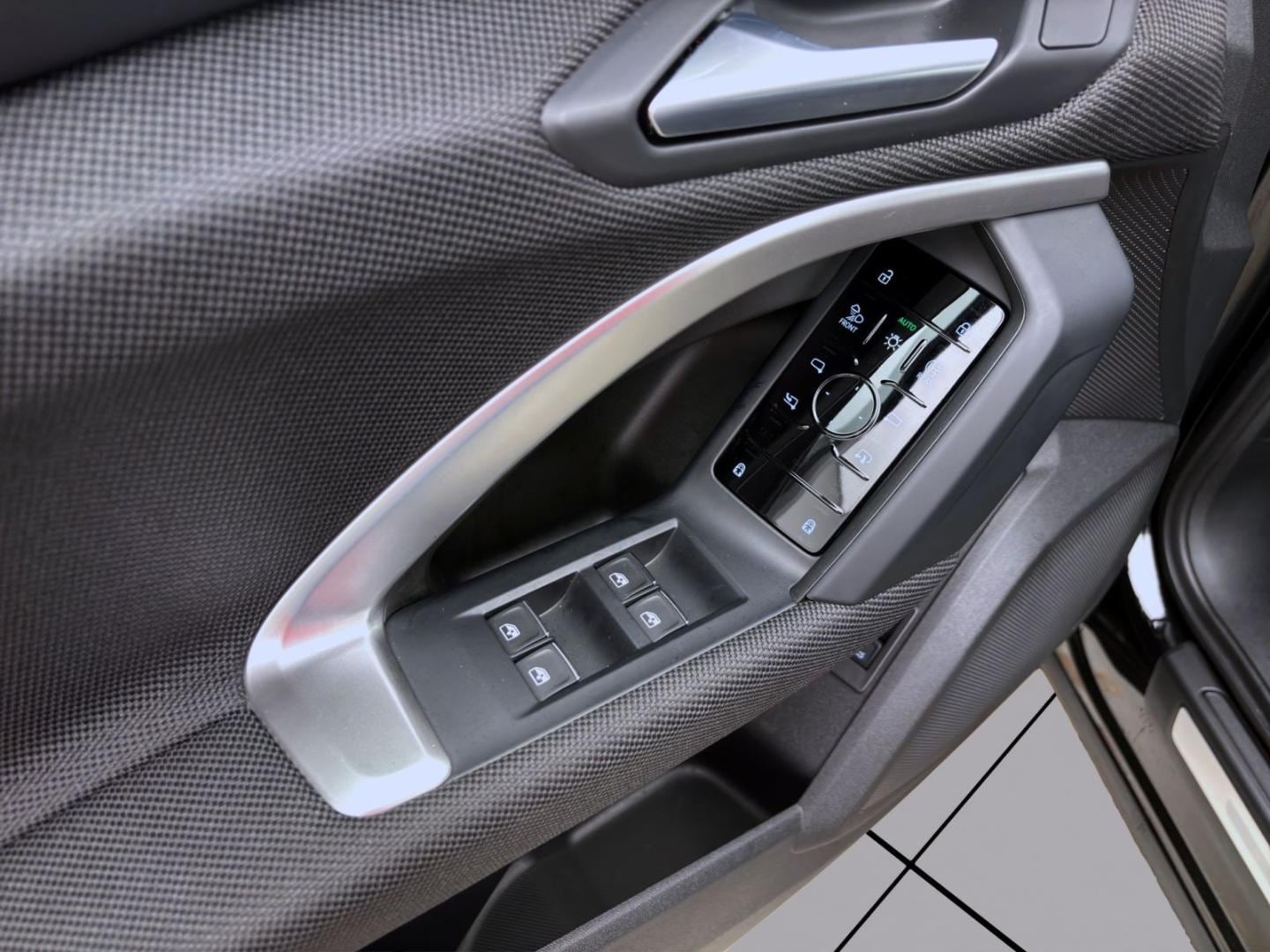 Bild über Audi Q5 SUV TDI quattro 150 kW S tronic - für weitere Informationen kontaktieren Sie den Audi Partner