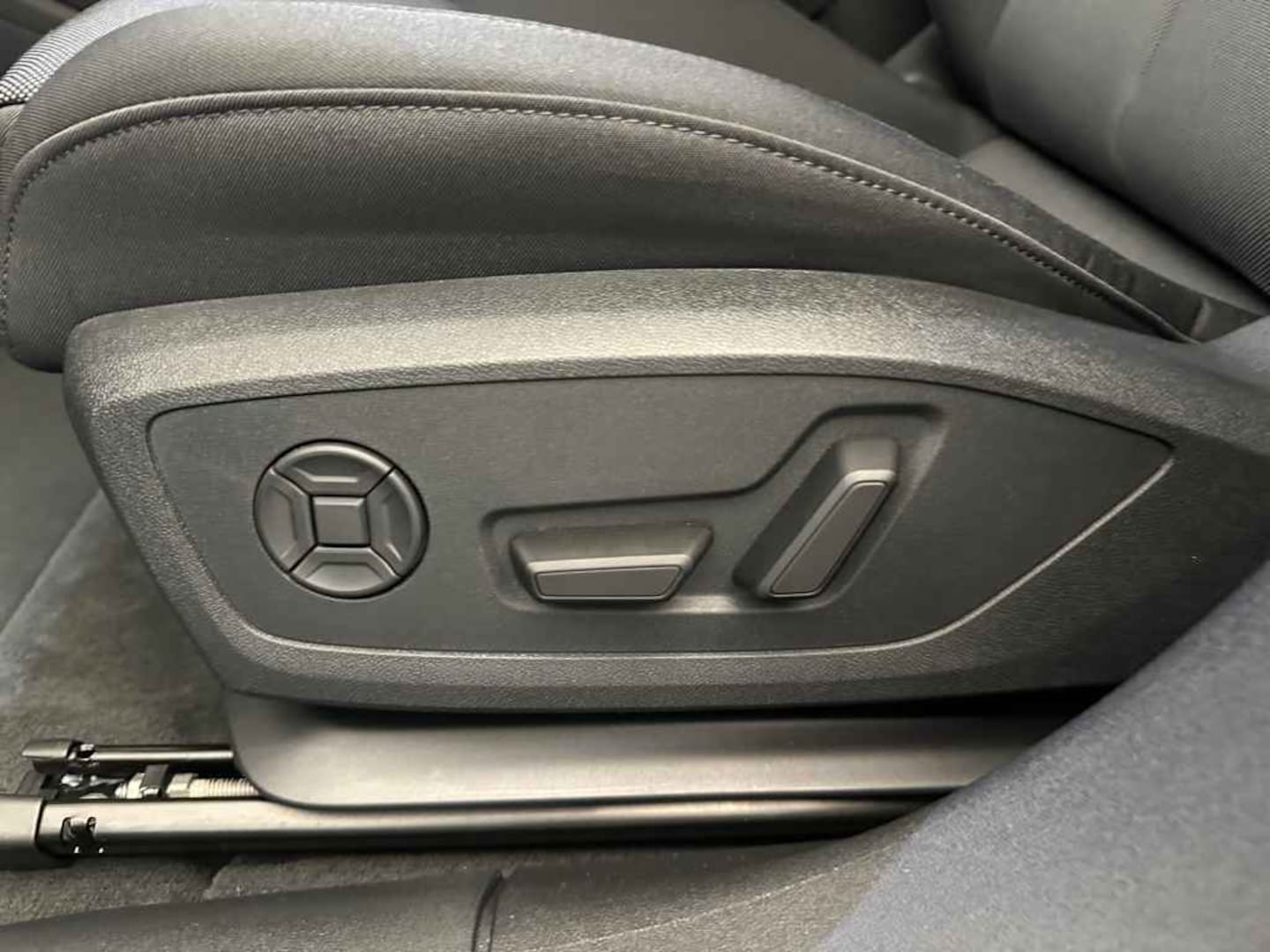 Bild über Audi A6 Avant e-tron e-tron quattro - für weitere Informationen kontaktieren Sie den Audi Partner