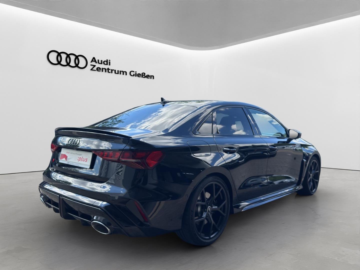 Bild über Audi RS 3 Limousine TFSI quattro 294 kW S tronic - für weitere Informationen kontaktieren Sie den Audi Partner