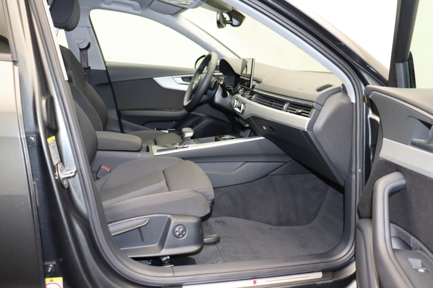 Bild über Audi A4 Limousine S line 40 TDI S tronic - für weitere Informationen kontaktieren Sie den Audi Partner