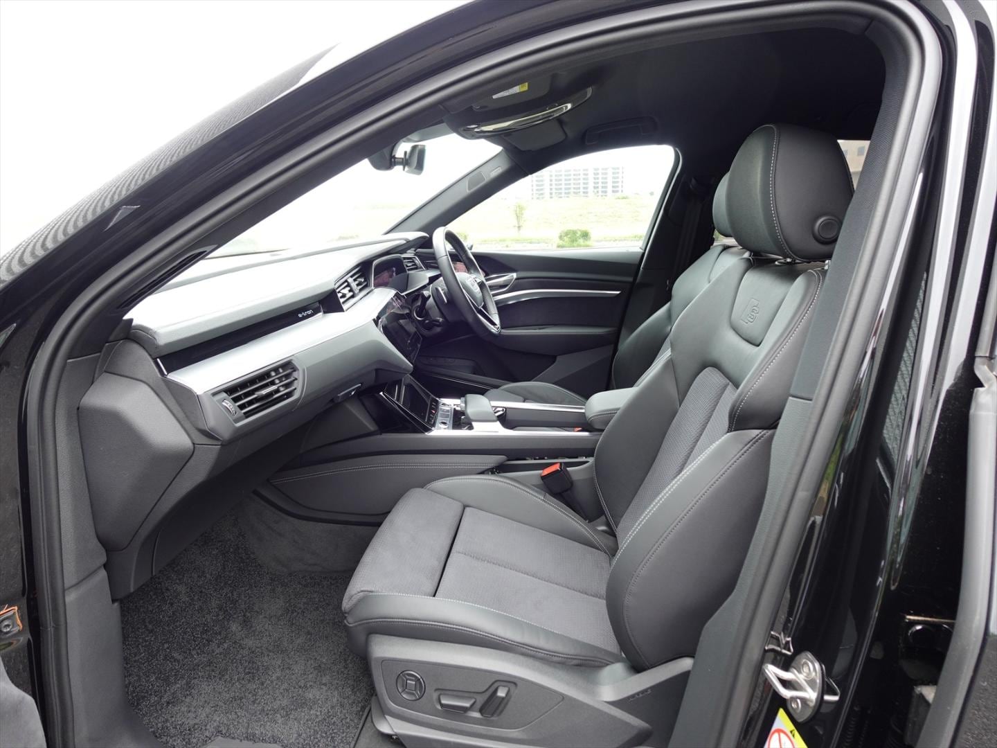Audi e-tron 50 quattro S line 230,00 kW for more details contact your dealer